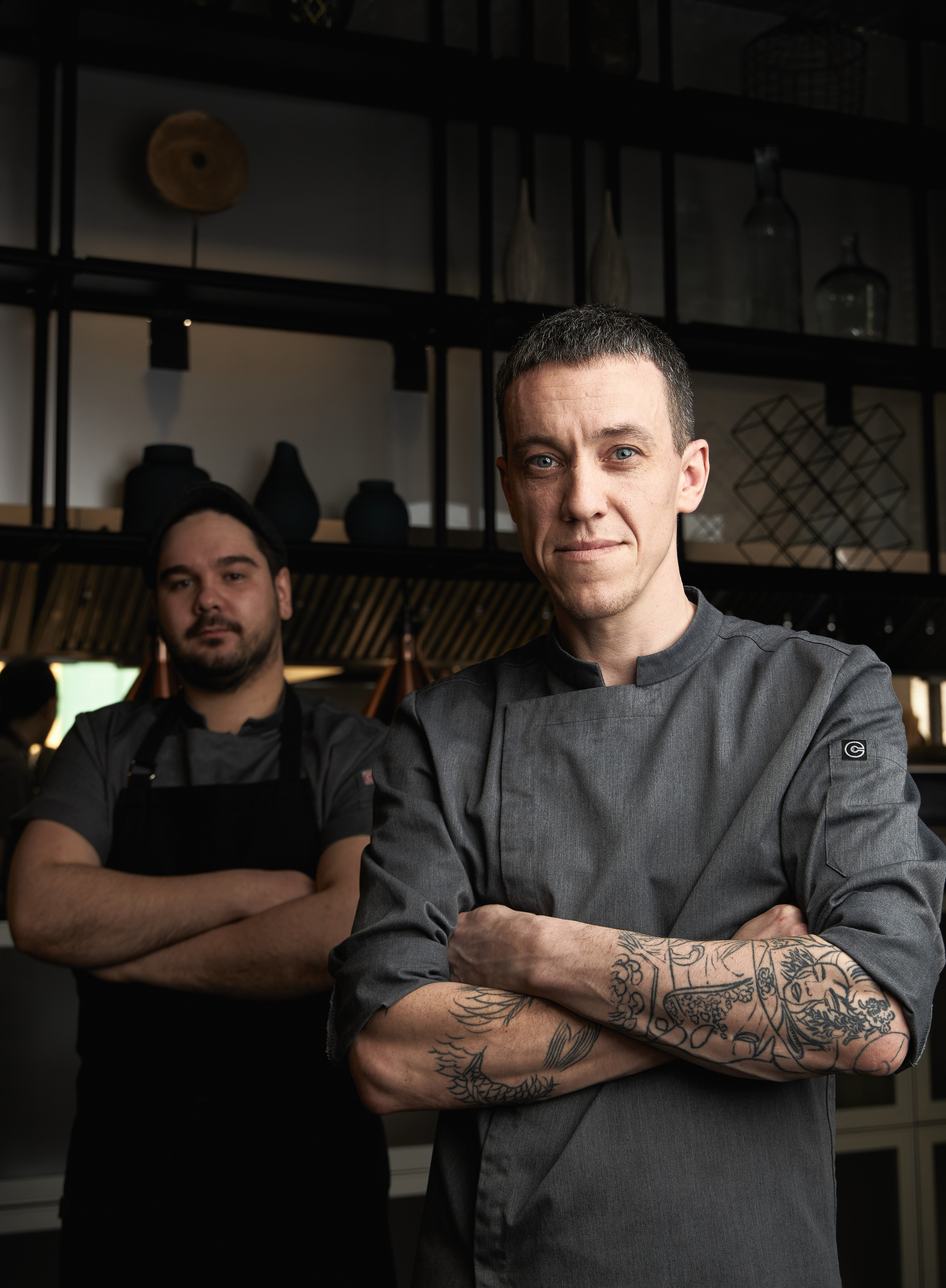 Шеф-повар за работой. Профессионализм и страсть к кулинарии в каждом движении