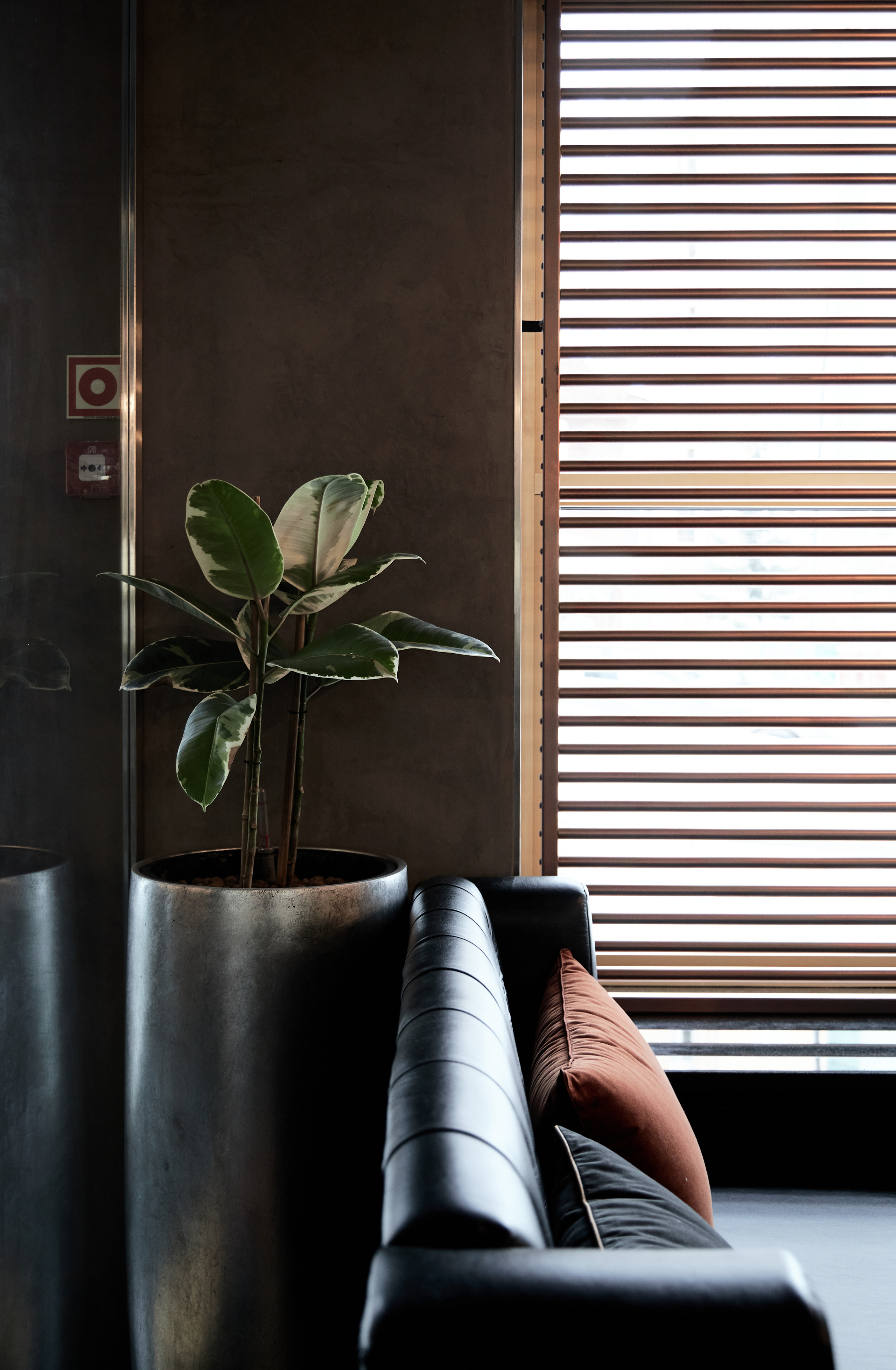 Уютный интерьер ресторана, который создаёт атмосферу тепла и гостеприимства