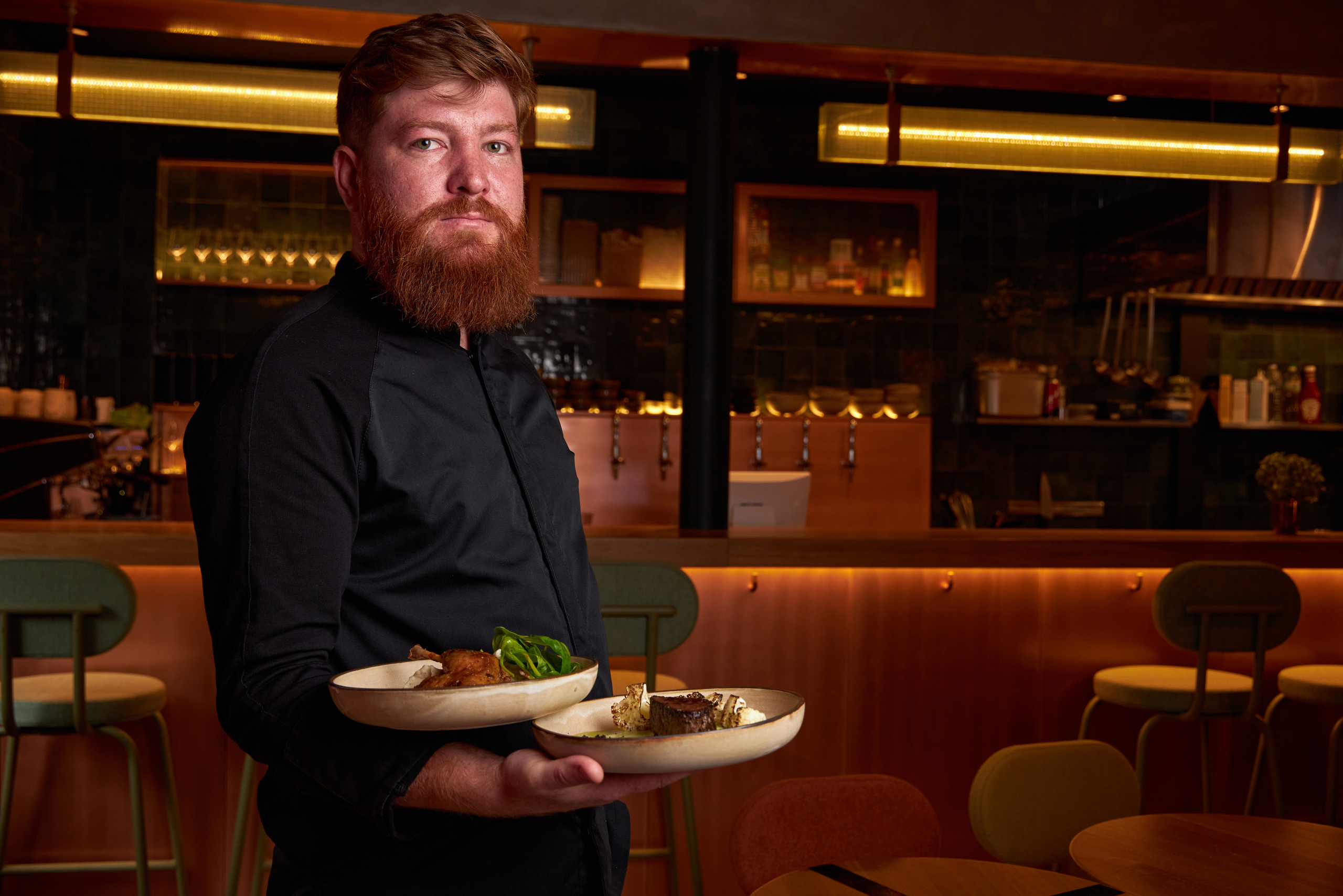 Брутальный шеф-повар с блюдом, который презентует ваш ресторан