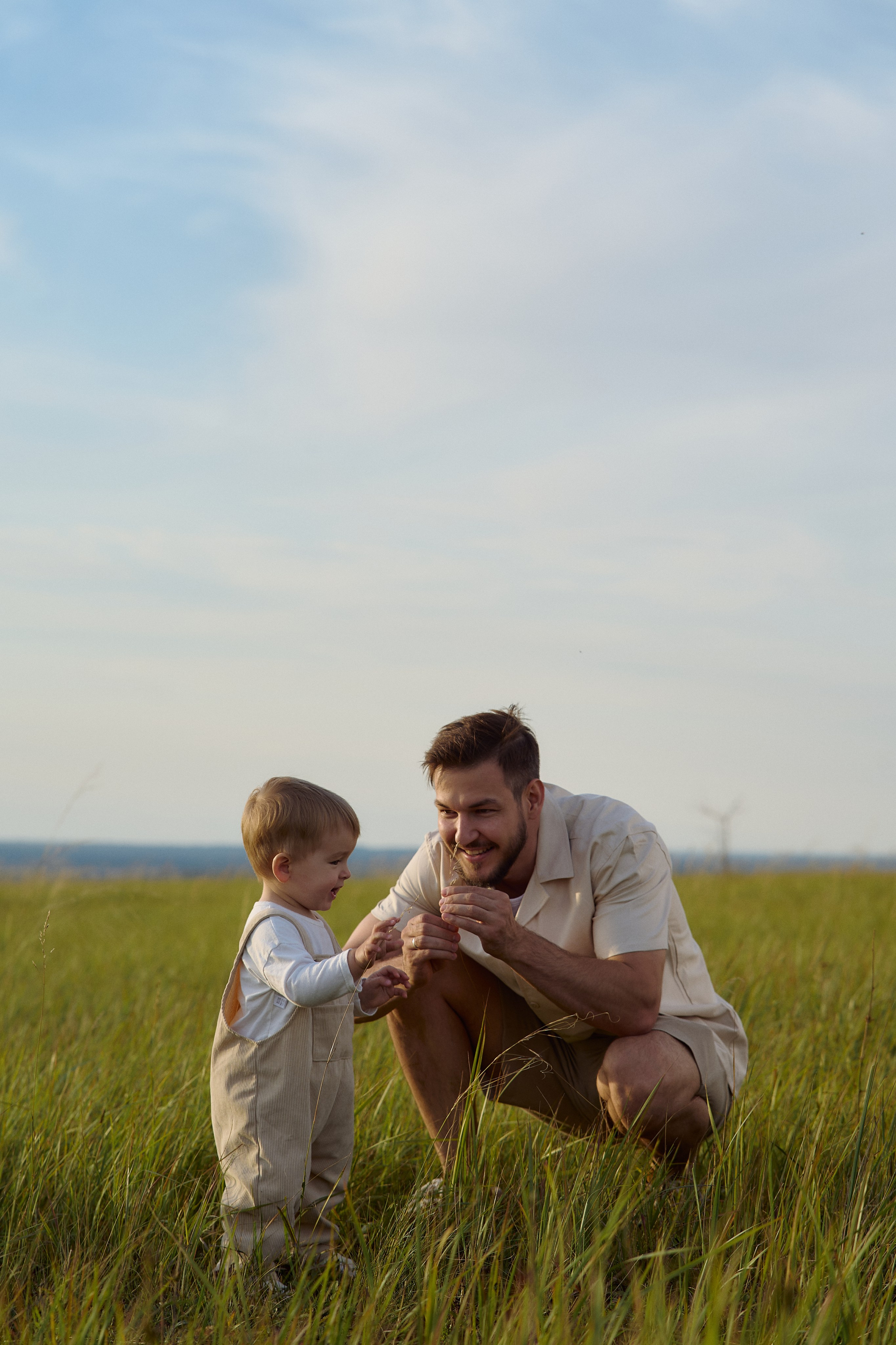 Шамиль, Аня и Марс в поле с барашками. Семейный и свадебный lifestyle-фотограф в Москве Мария Петрова