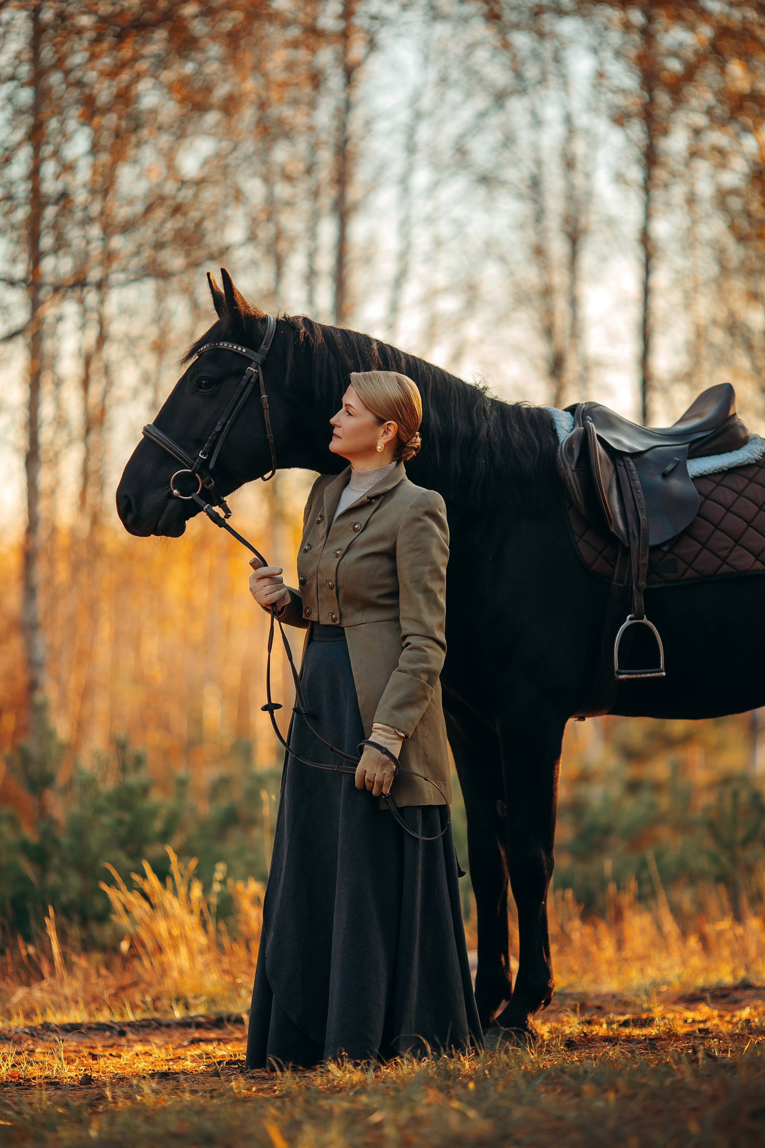 Жакет +-46, юбка до 46. 