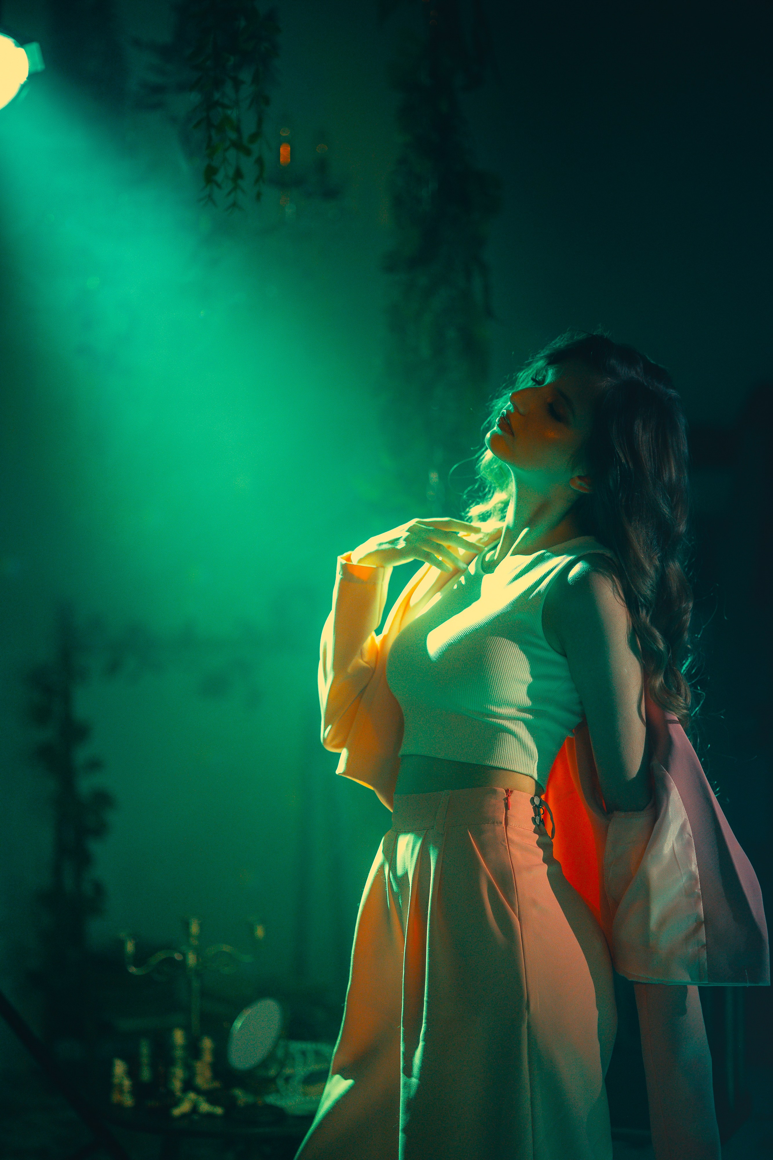 Фотосессия девушки в цветном свете. Выпускные альбомы в Серпухове