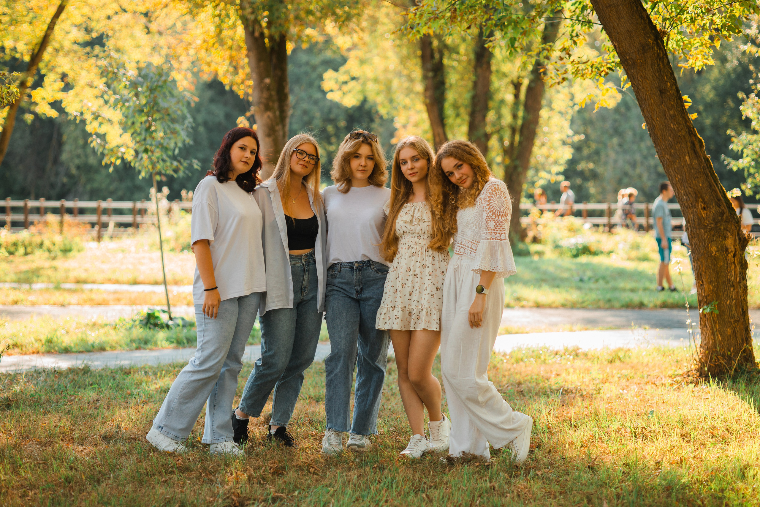 Прогулочная фотосессия на выпускной альбом с 11 классом в Серпухове. Выпускные альбомы в Серпухове