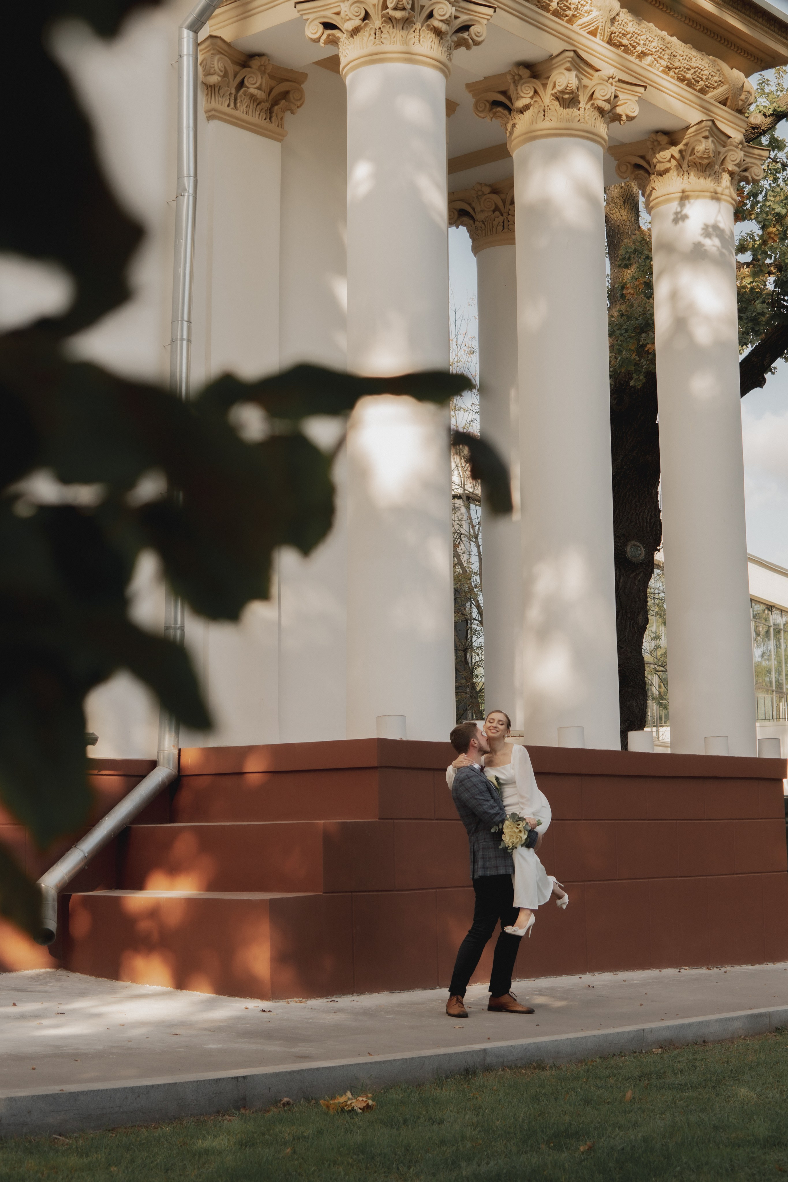 Свадебная прогулка. Мы тонем в лучах нежных объятий. Свадебный и портретный фотограф в Москве, Светлана Янковая