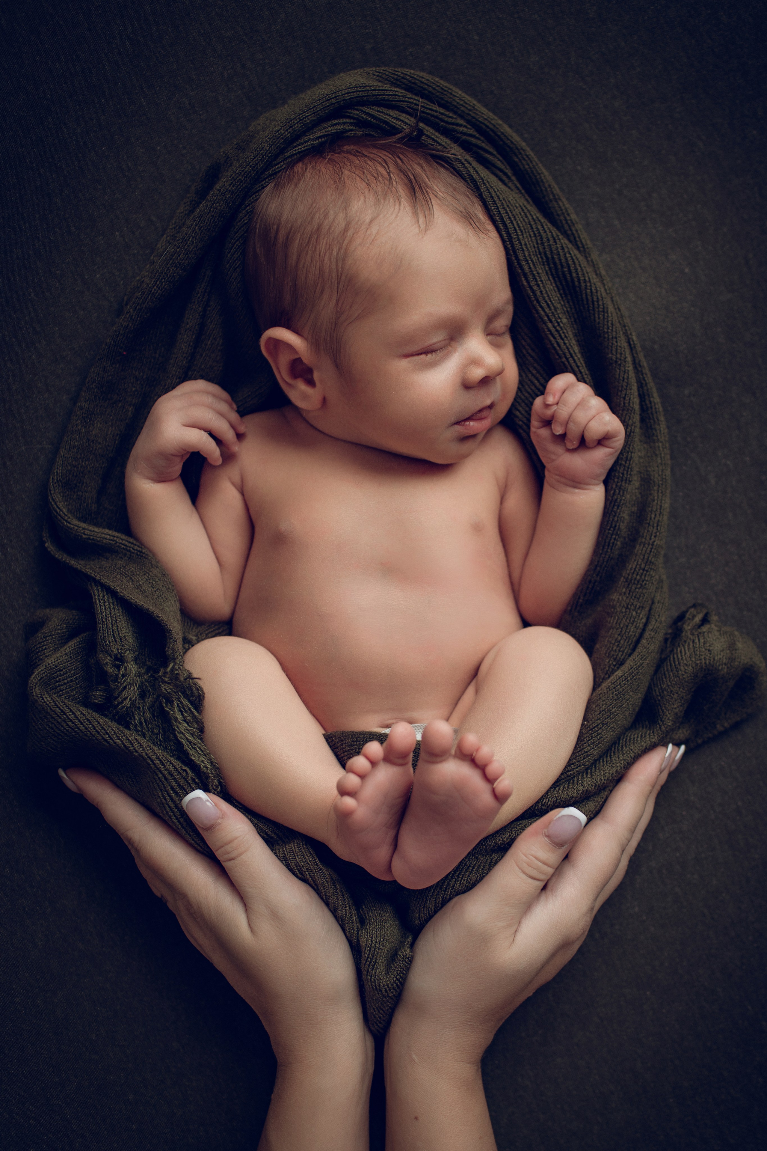 Newborn (фотосессия новорожденных). Фотостудия для новорожденных и малышей в Твери — На ручки