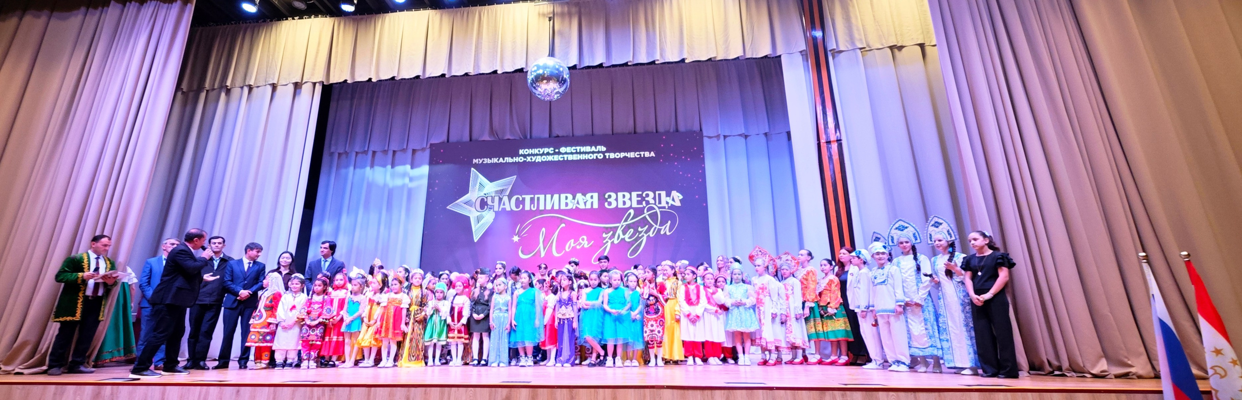 1 ноября 2025 г, г. Бохтар, Таджикистан. Золотое яблочко