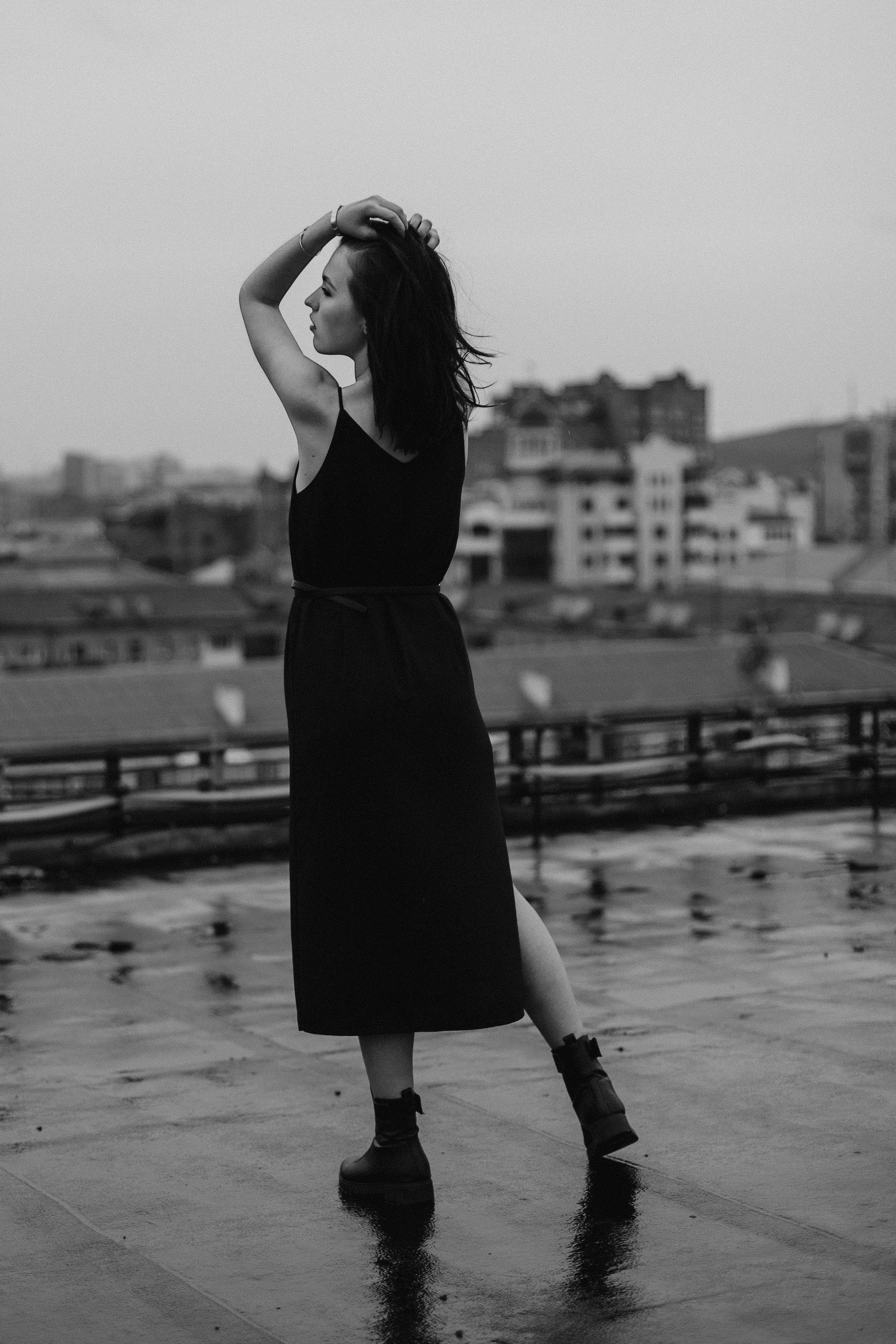 Черно-белая женская фотосессия на крыше в Красноярске