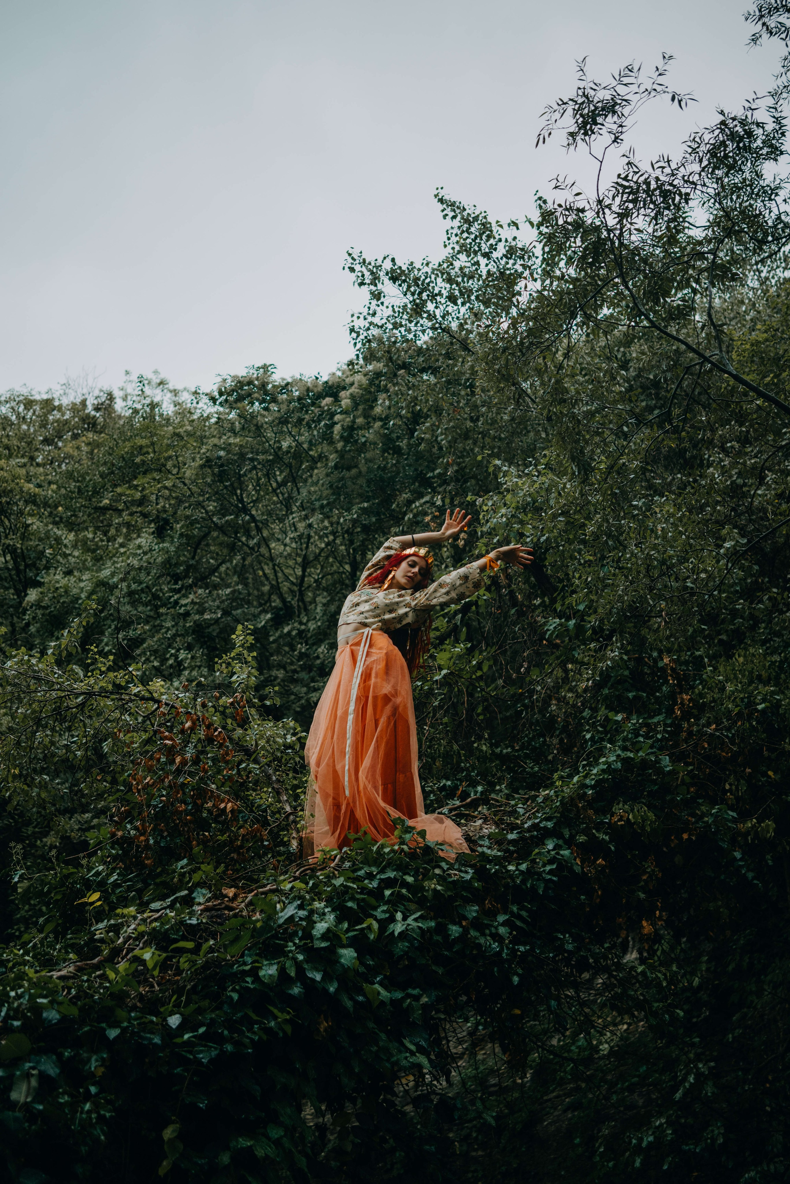 Съемка для бренда славянских украшений в лесу. Портретный и свадебный фотограф в Тбилиси • xeniqo