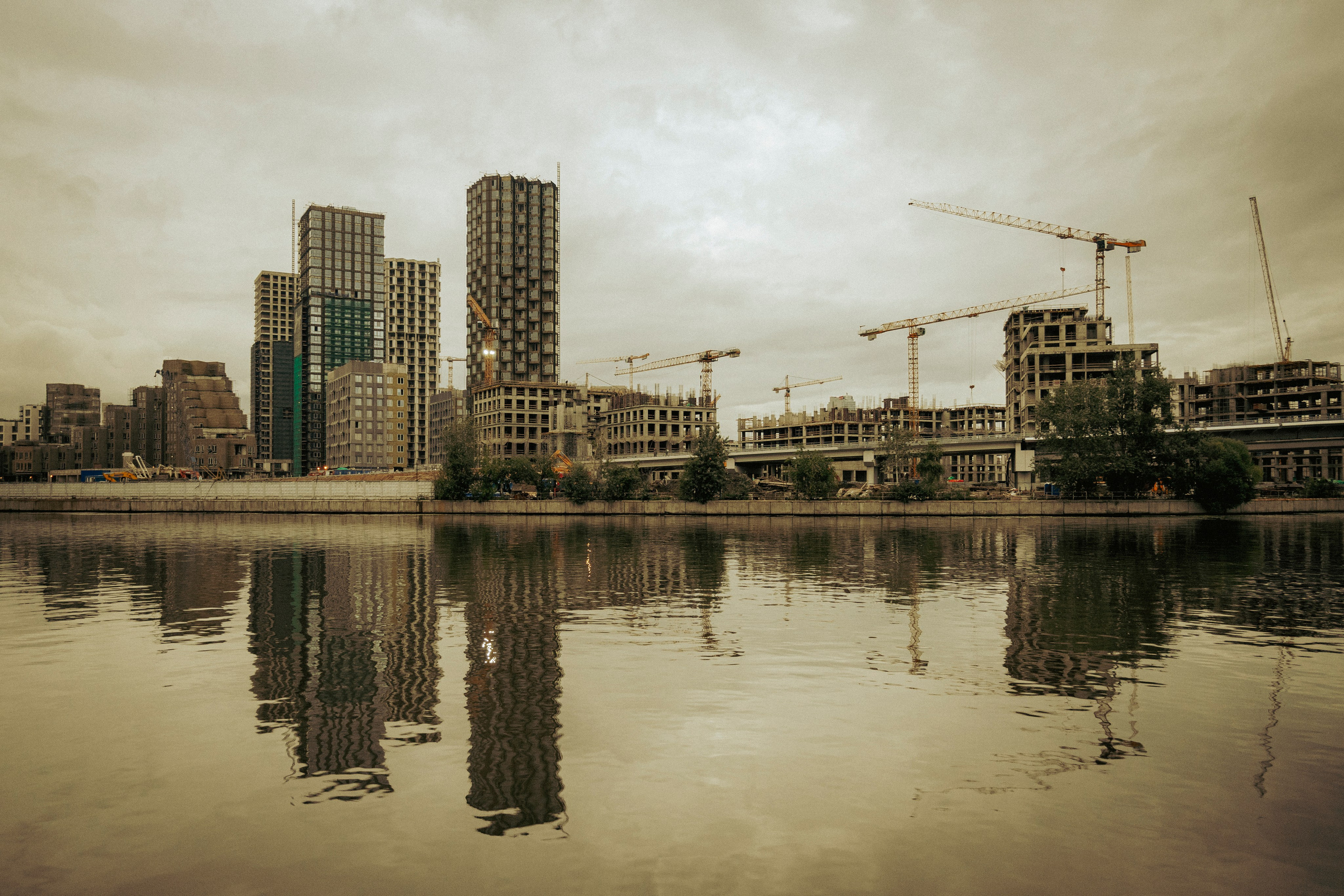 Москва-река. Лето. Яхта. Фотограф Роман Адлер