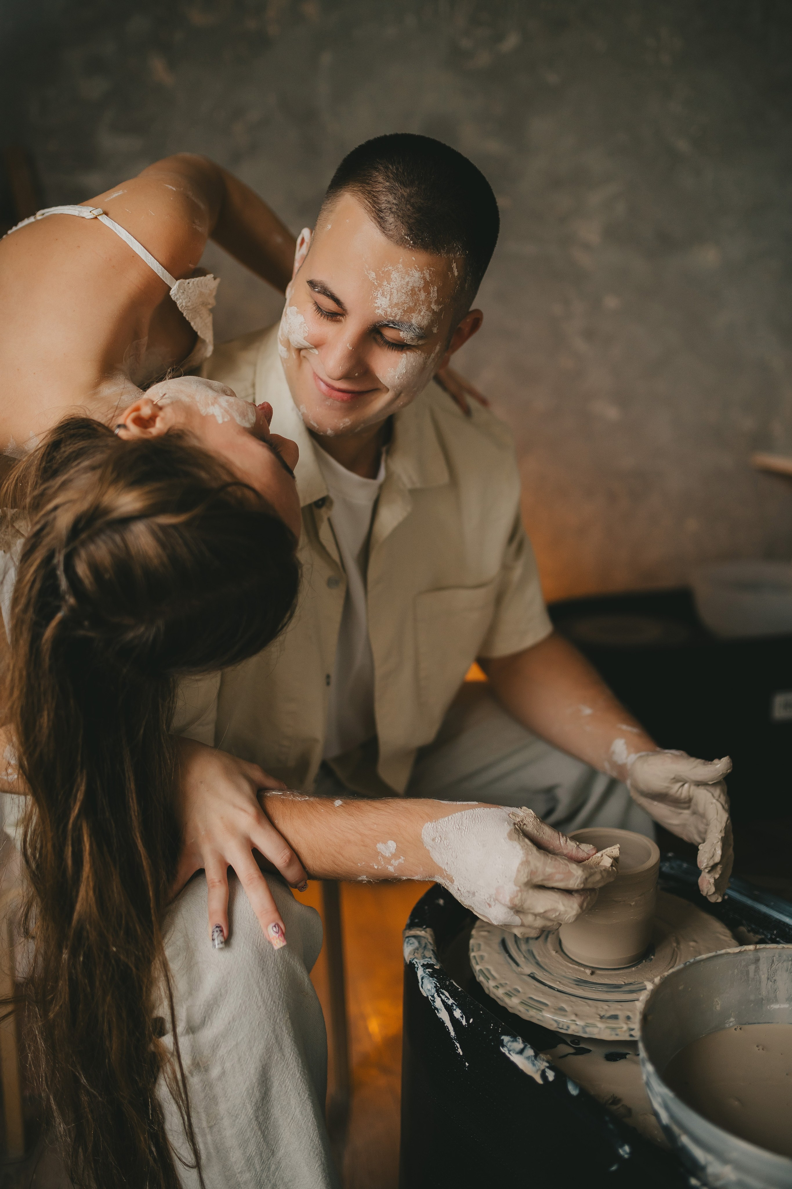 Дима и Даша в гончарной мастерской. Семейный lifestyle фотограф в Санкт-Петербурге Людмила Пахомова
