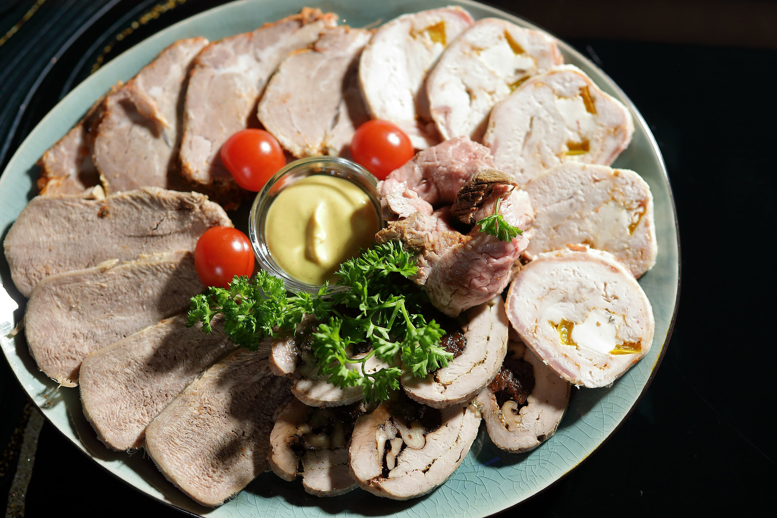 нарезка мяса на тарелке Кейтеринг