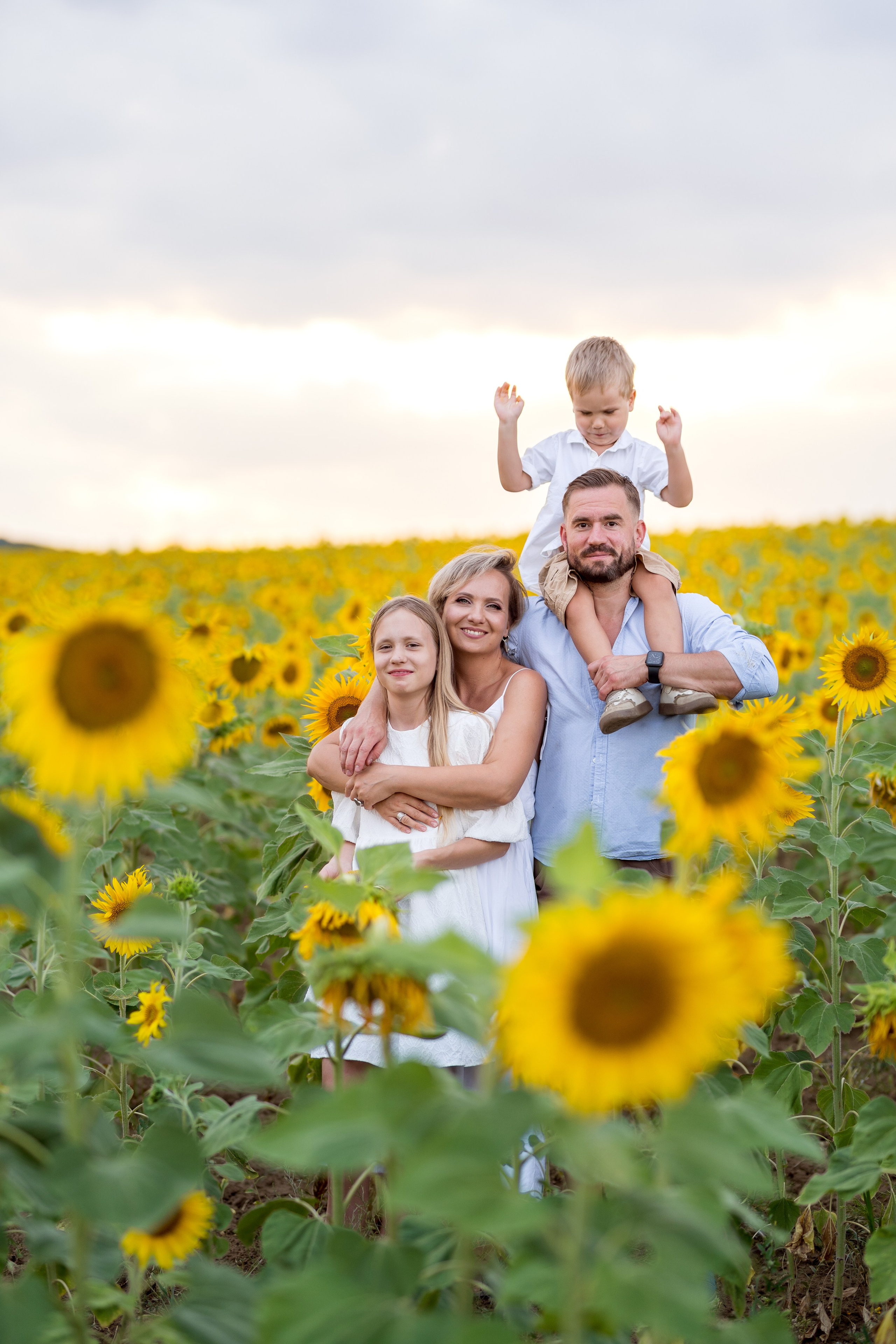 Family photo session in Russian fields. Kate Khaldeeva photographer in Saratov