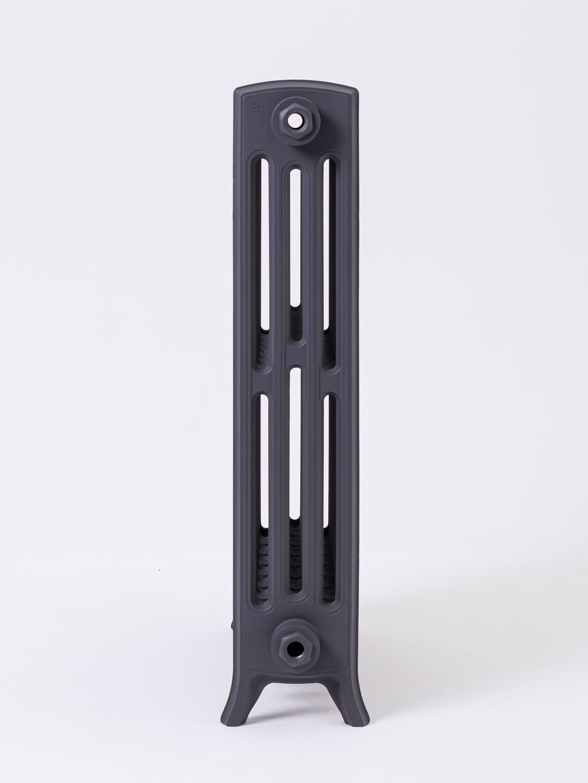 Предметные фотографии дизайнерских радиаторов отопления в стиле ретро