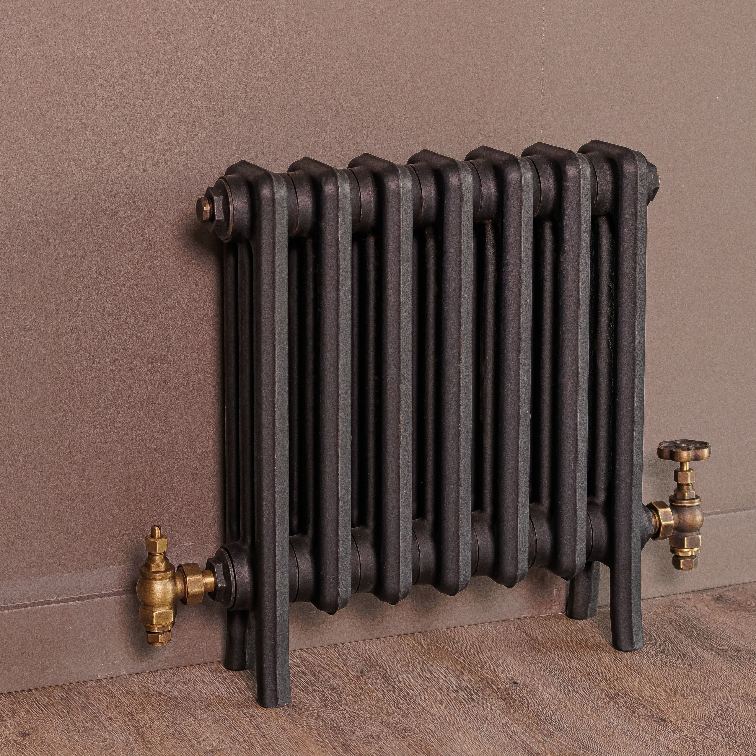 Предметные фотографии дизайнерских радиаторов отопления в стиле ретро