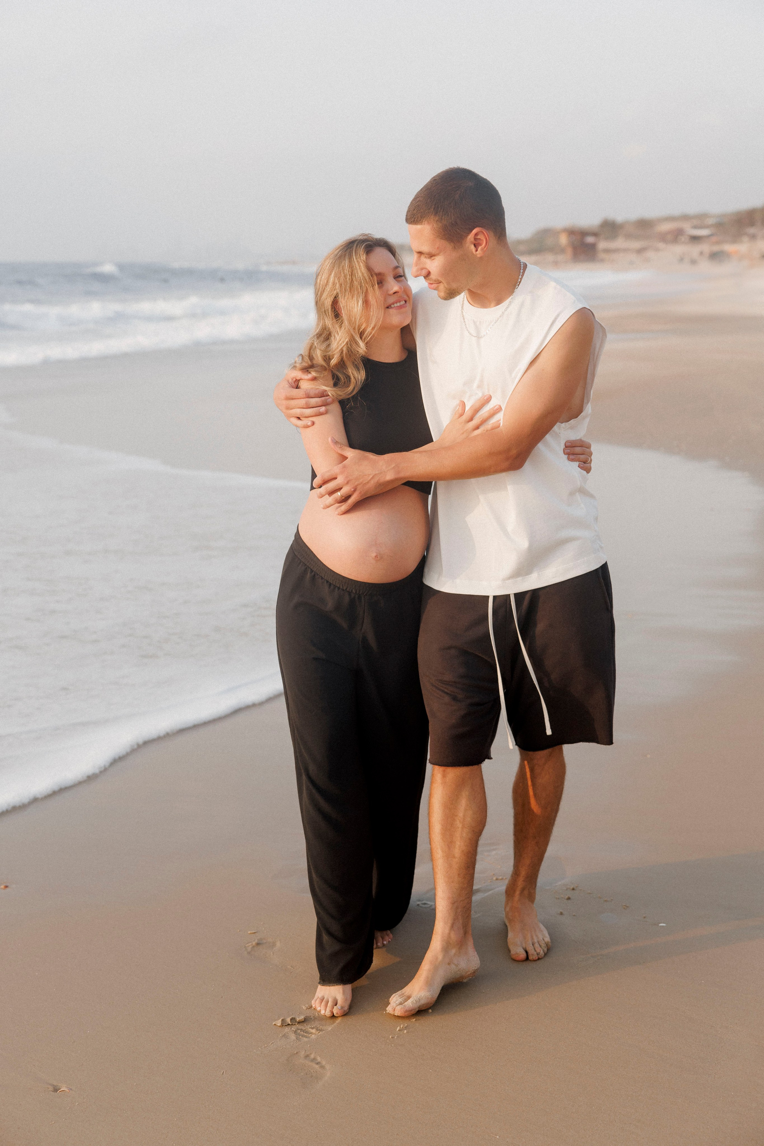 Pregnancy photoshoot near the sea (cloudy weather). Главная