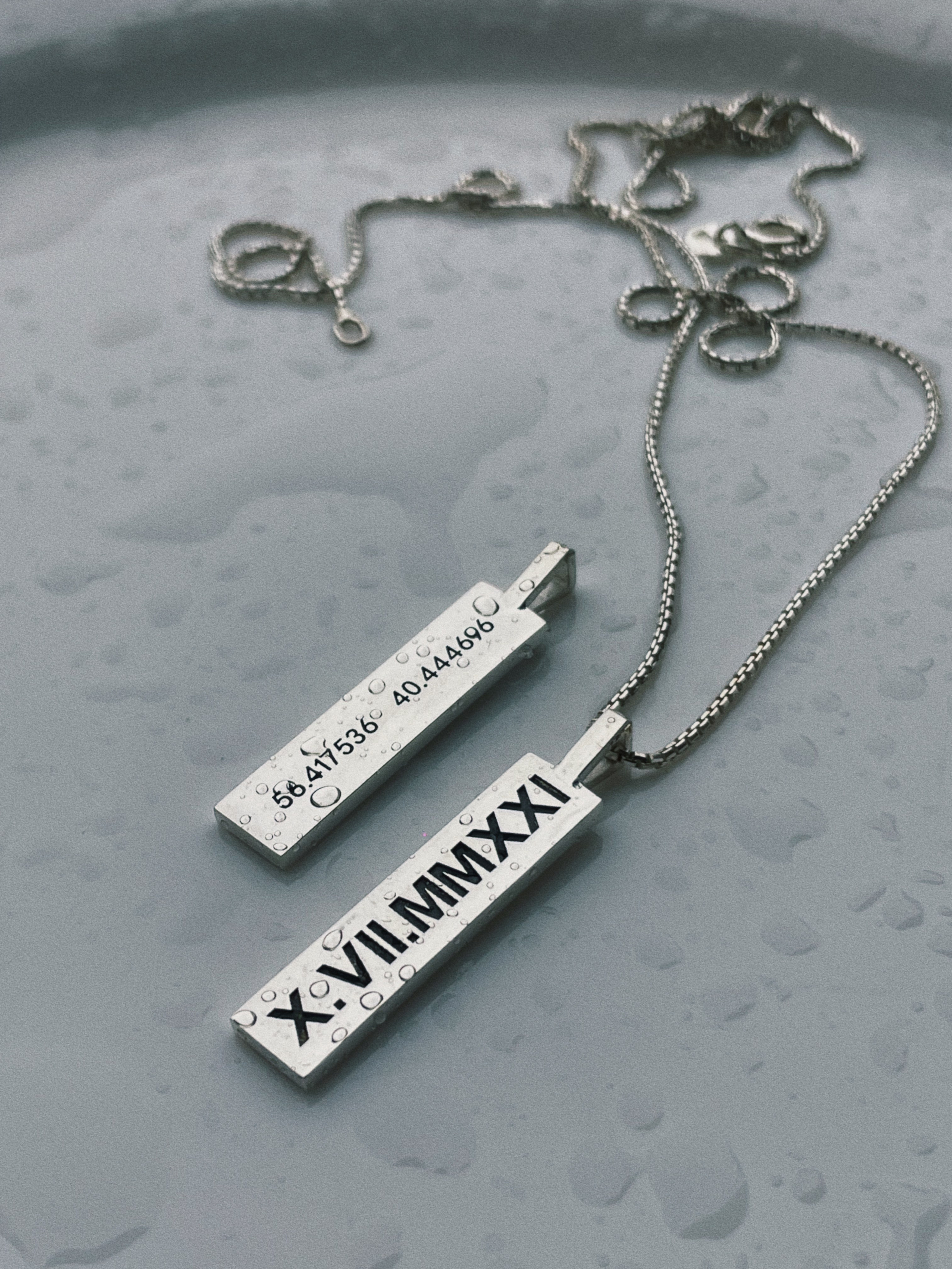 Подвеска из серебра с гравировкой римским цифрами