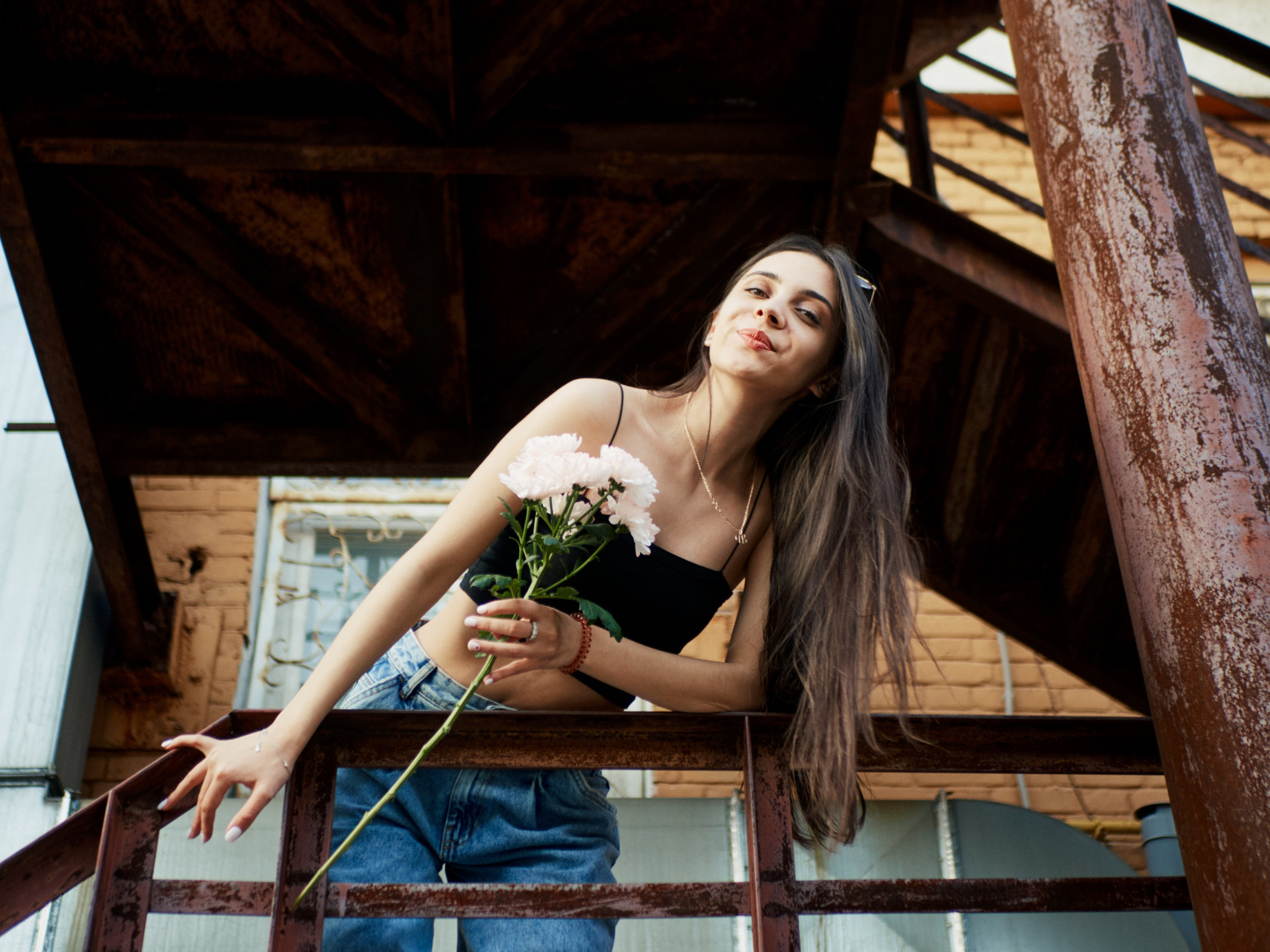 Девушка в цветком на лестнице