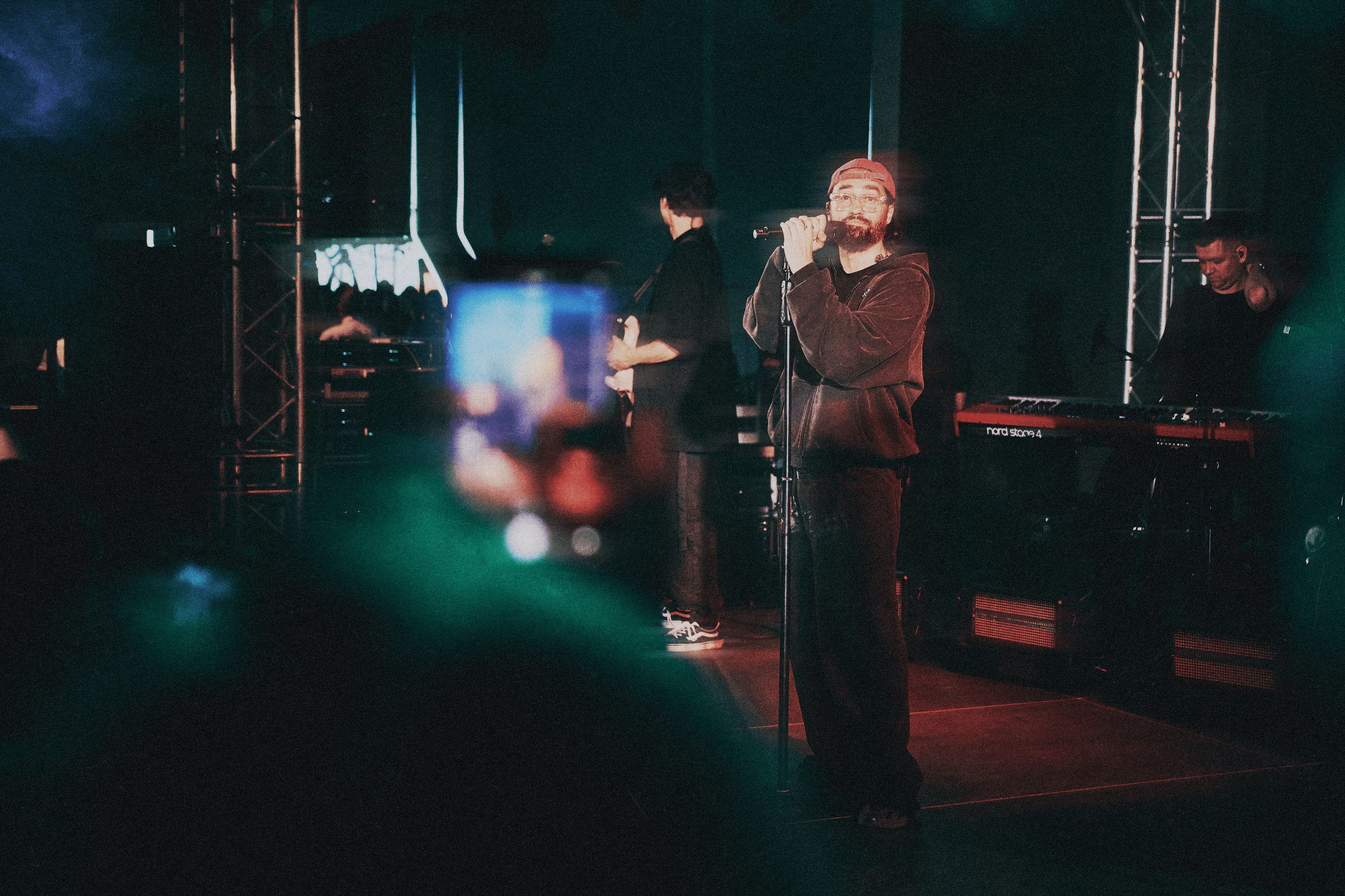 Съёмка с концерта МОТа: толпа фанатов и артист. Шилов Арсений — репортажный фотограф в Москве