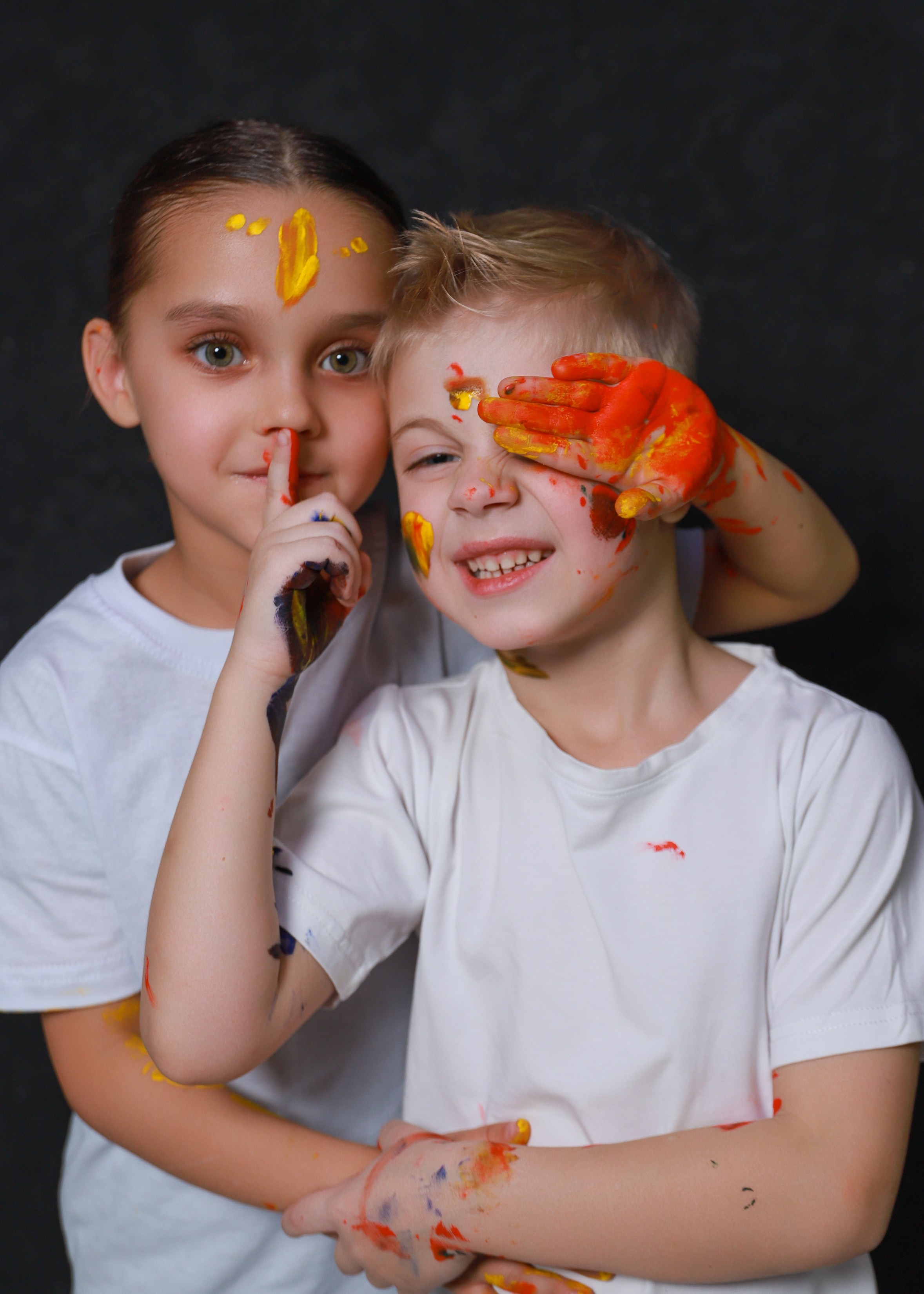 Младшие с красками. Фотограф Юлия Мальцева