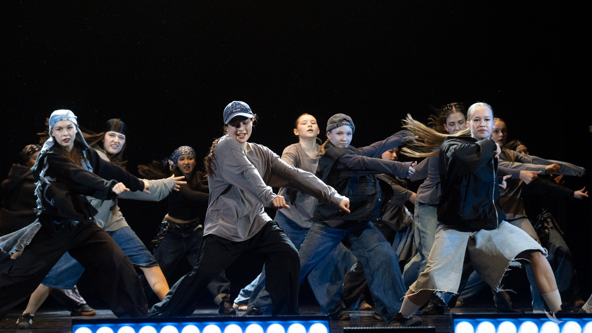 Концерт народного хореографического коллектива «Виктория». Репортажный фотограф в Казани Павел Серпокрылов