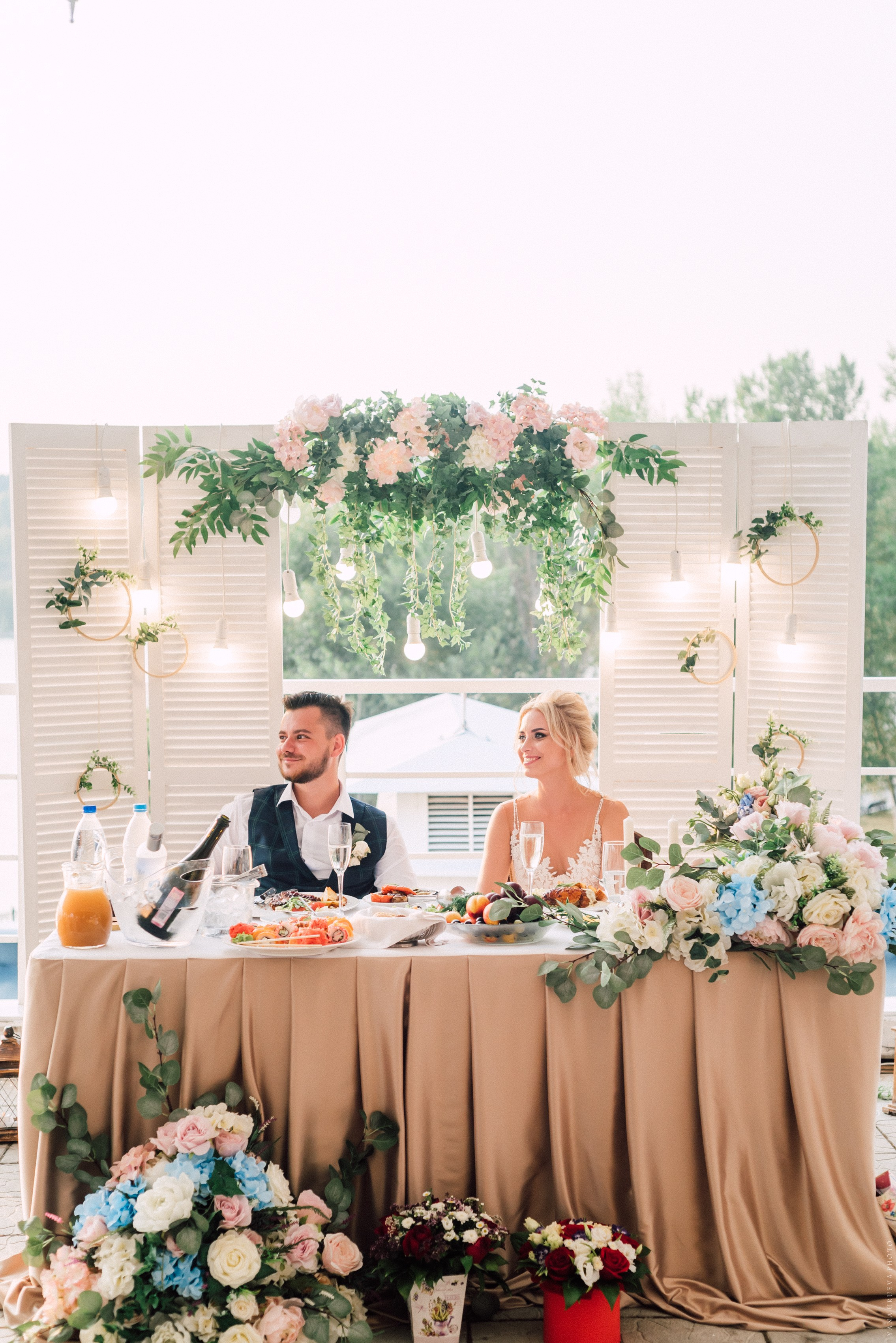 Красивый президиум жених и невесты