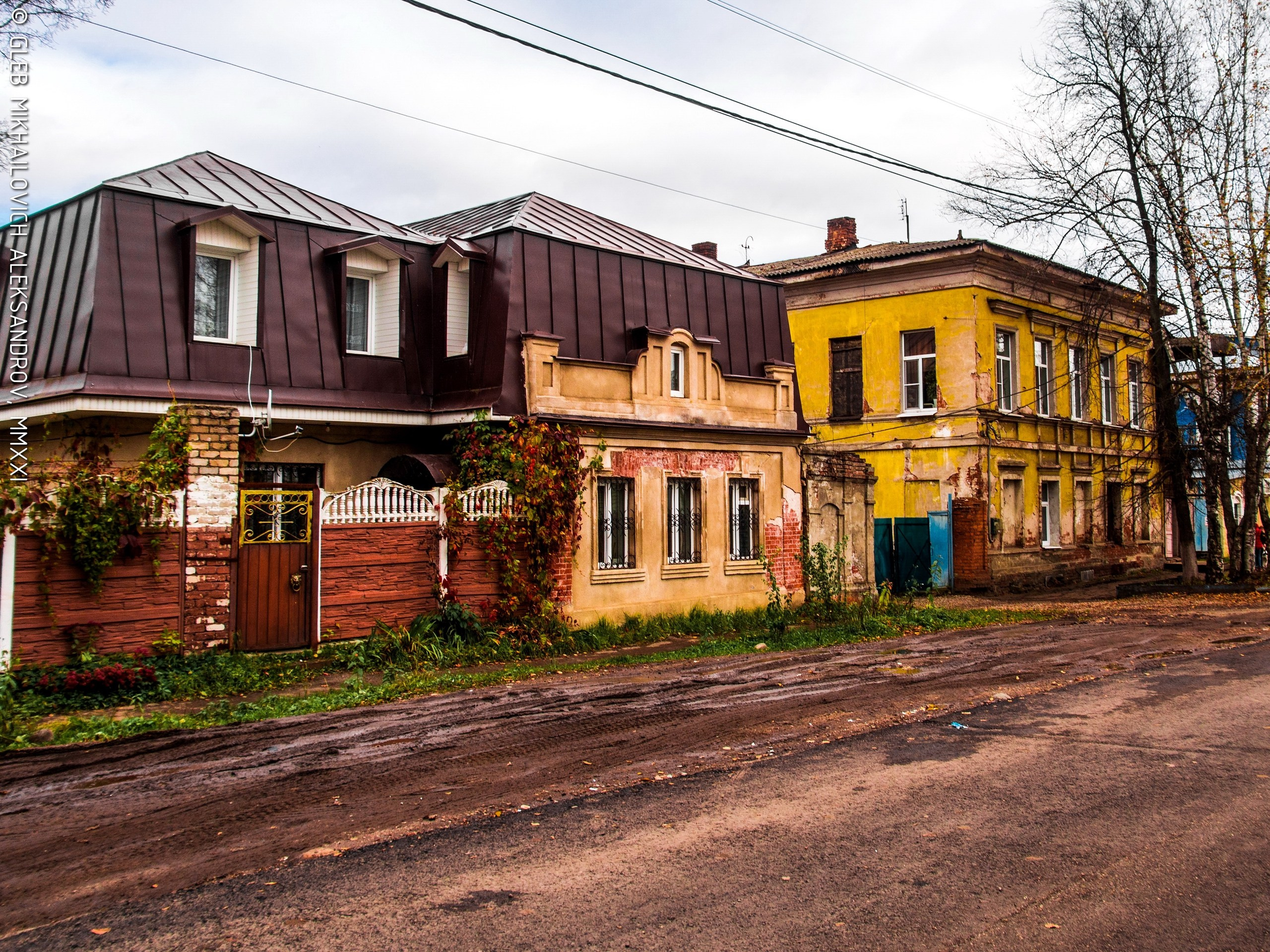 Ростов Великий. Бывший главный дом городской усадьбы и усадебный флигель. Зодчество
