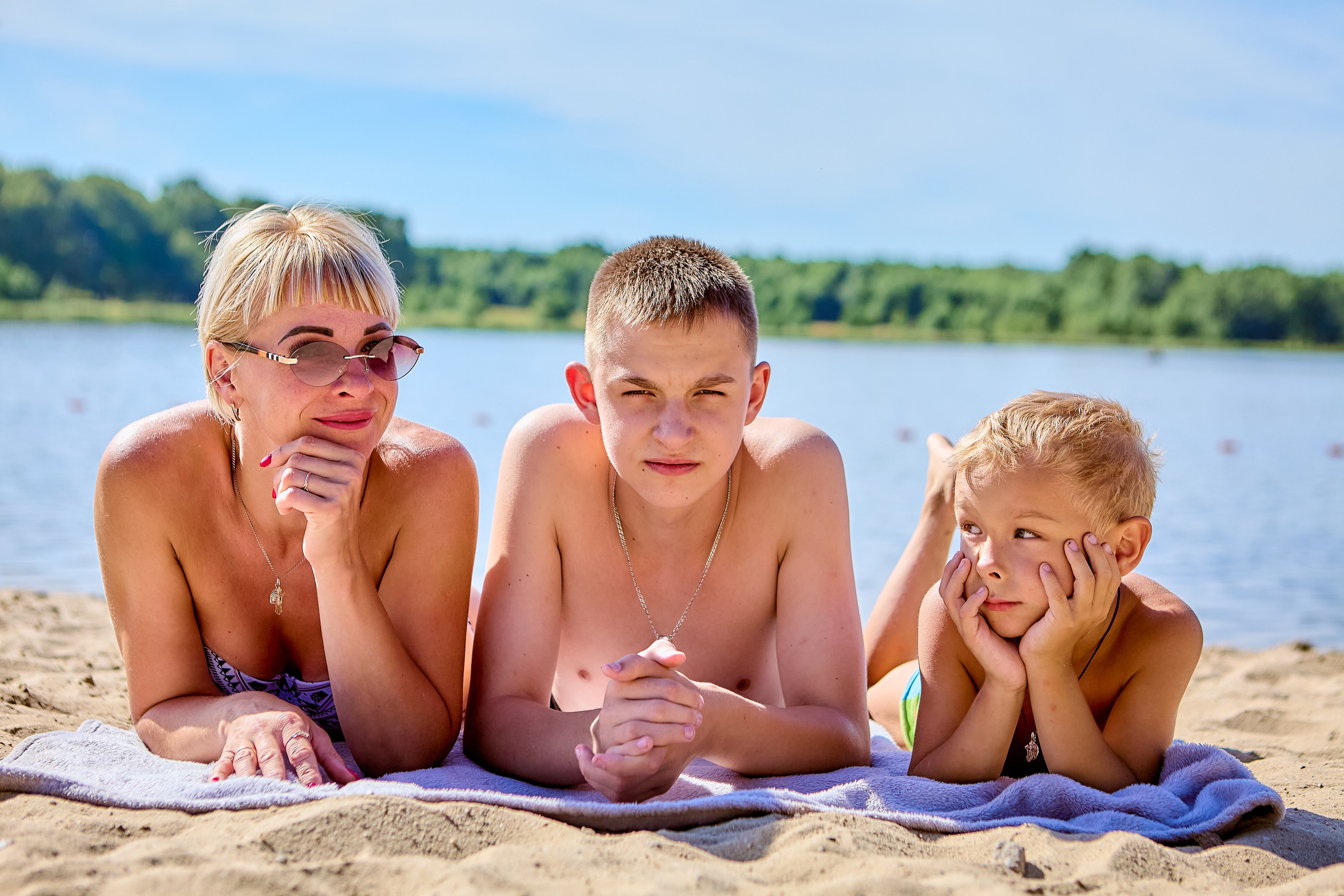 Семейная прогулка летом на озере