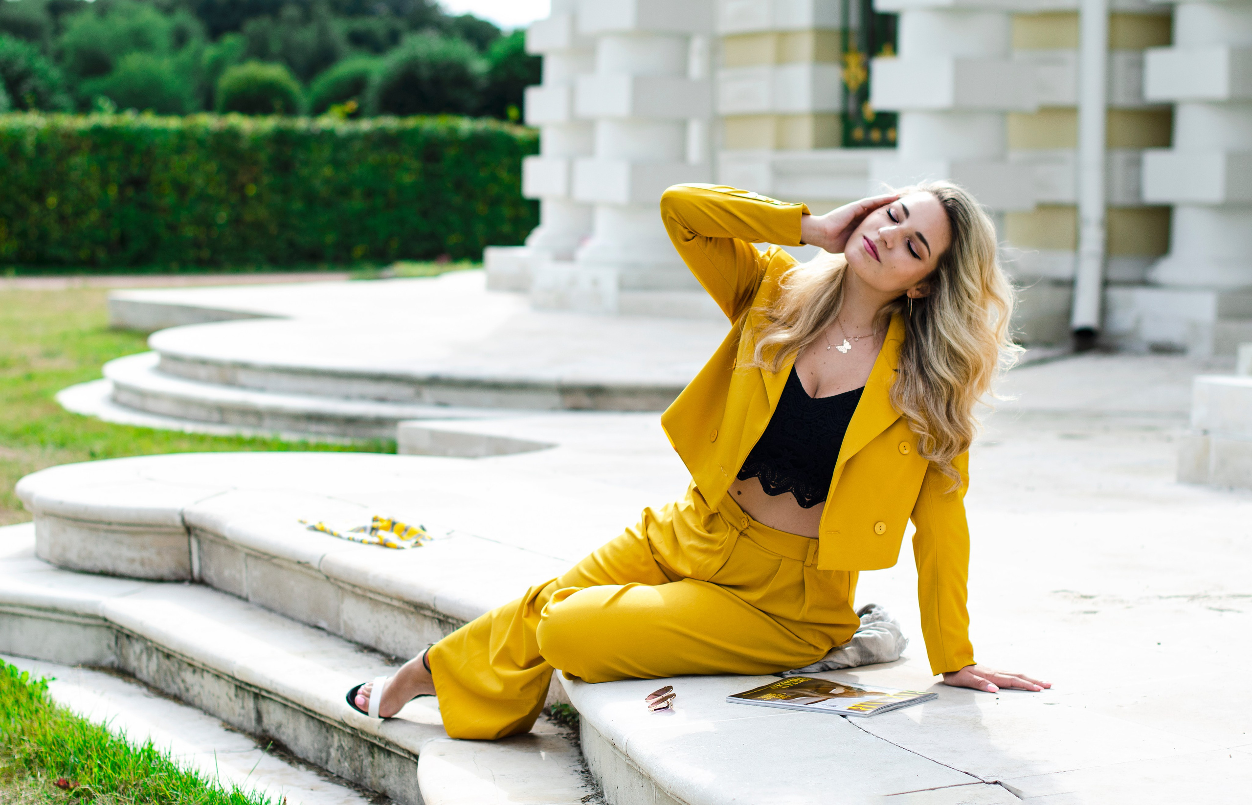 Park, woman in yellow, nature. Family, portrait, content photo in Costa Rica Evgeniya Besprozvannykh