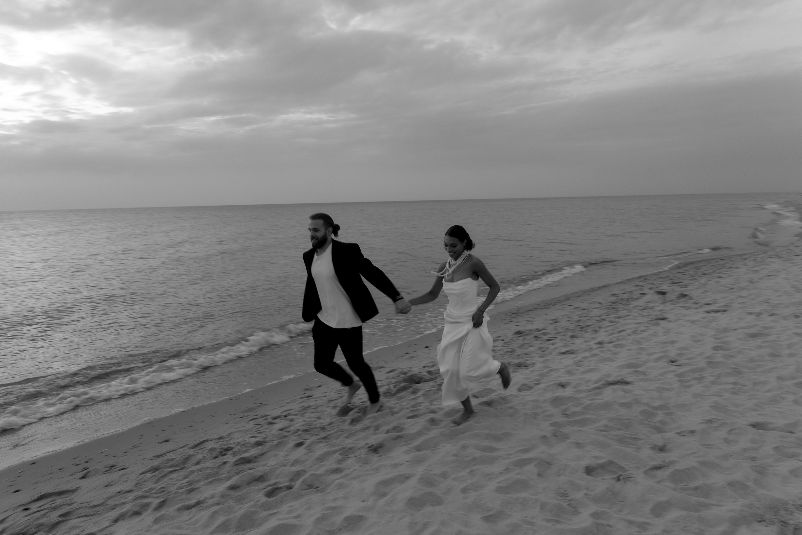 Выездная регистрация на море с белыми розами. Свадебный фотограф Калининград