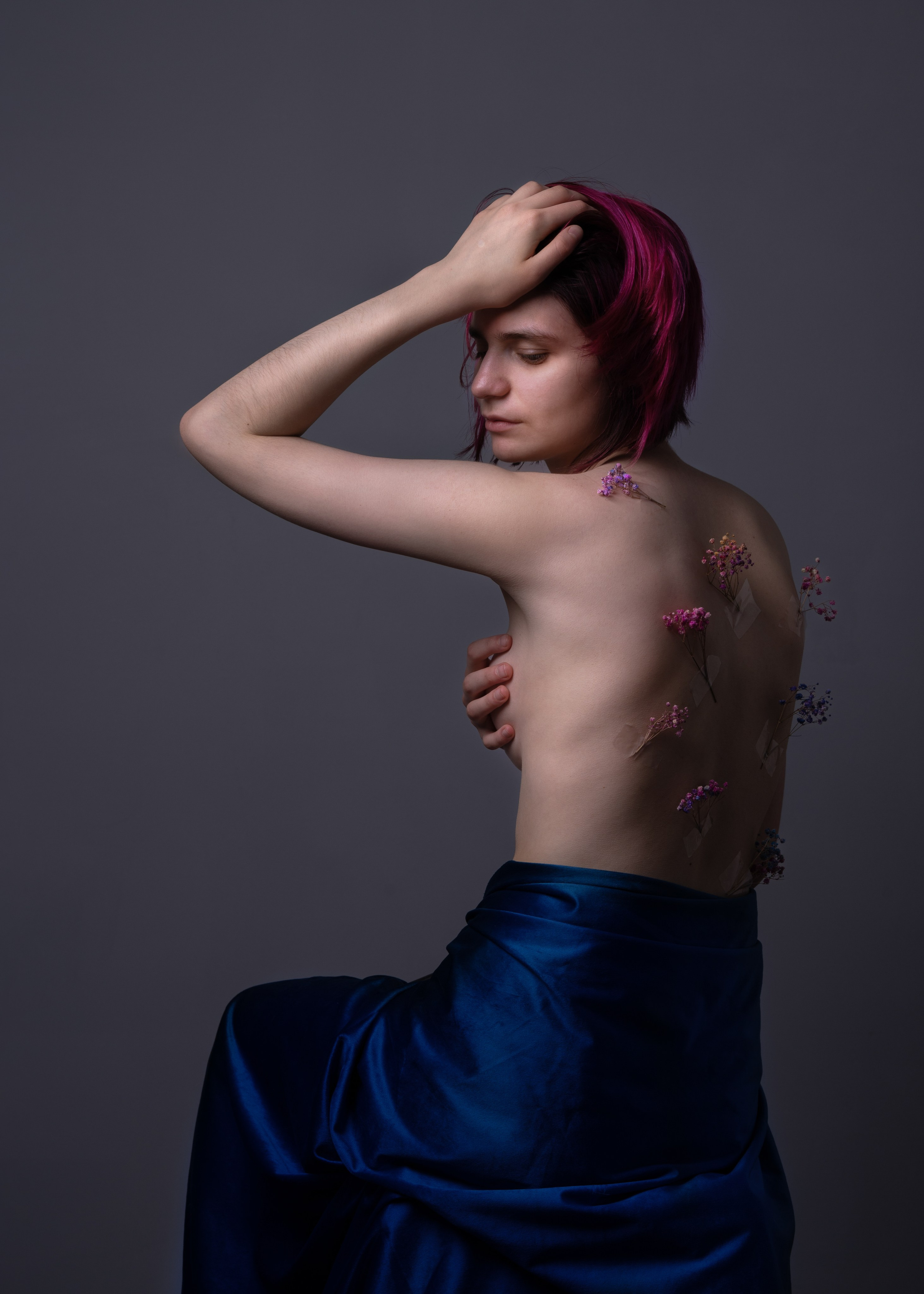 Мы снимали с дневным, с импульсным, со светом от фонарика, кромсали цветы, находили странности — и не боялись. 