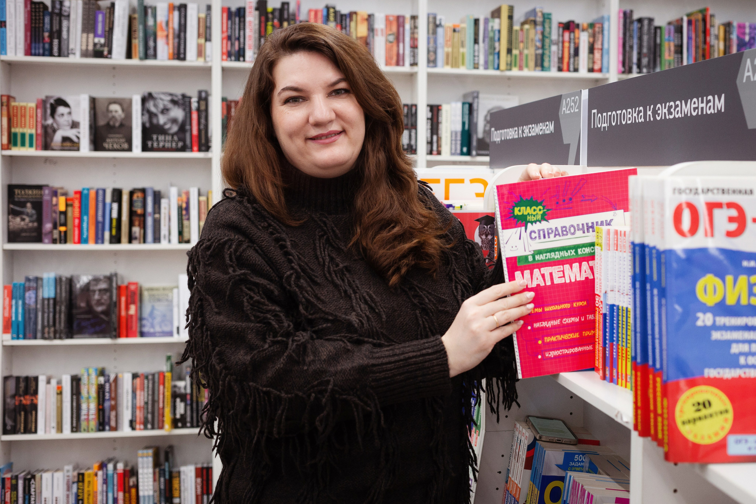 Фотосъемка контента для соцсетей репетитора в Балтийской жемчужине в Санкт-Петербурге. Книжный магазин Буквоед, кафе - отличные локации для фотографирования в СПб