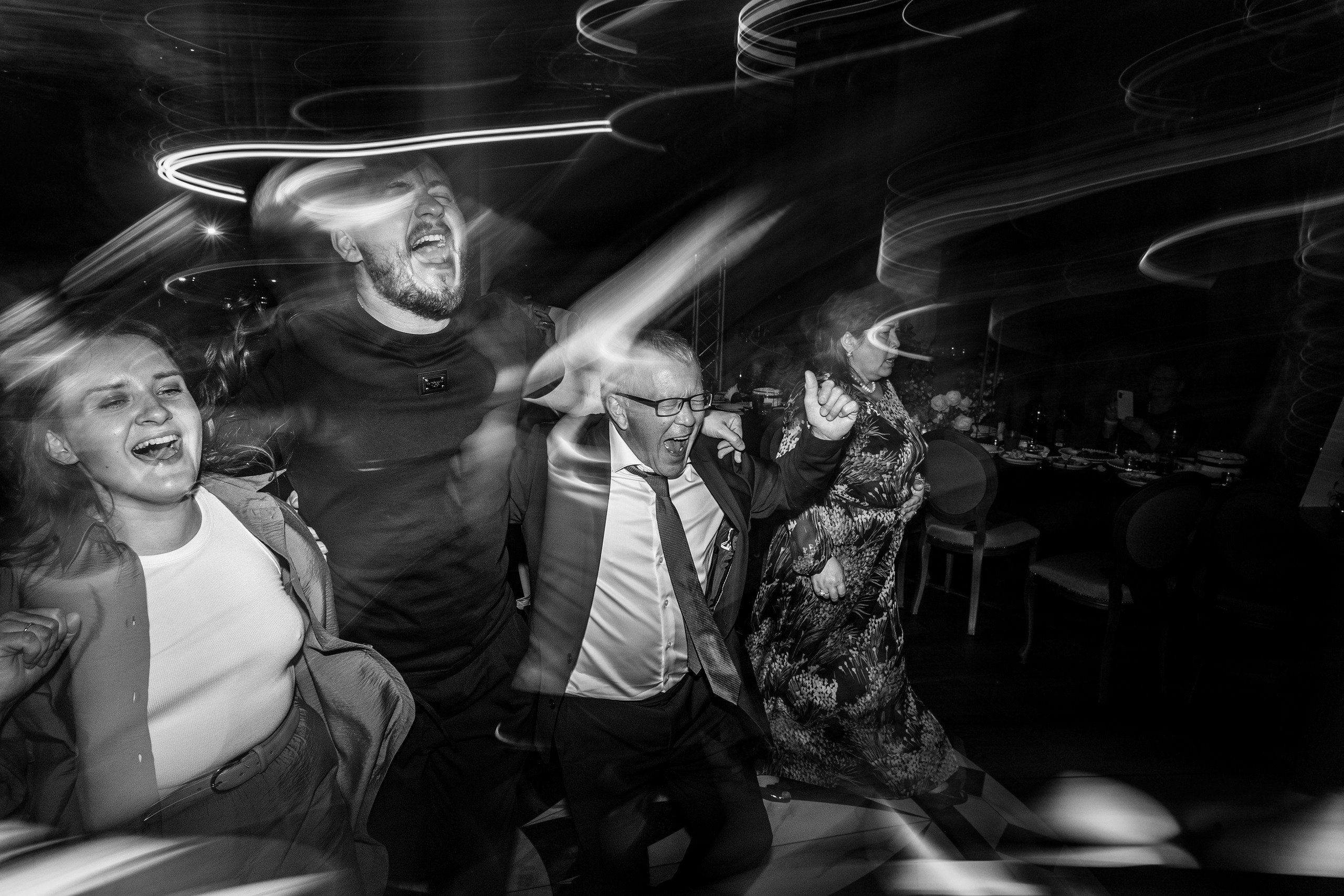 Здравствуйте! Я свадебный фотограф из Ульяновска, работаю в том числе по всей России и с выездом за границу. Снимаю свадьбы, lovestory, корпоративы, светский репортаж. Провожу обучение по фотографии, мастер-классы и воркшопы для других фотографов.