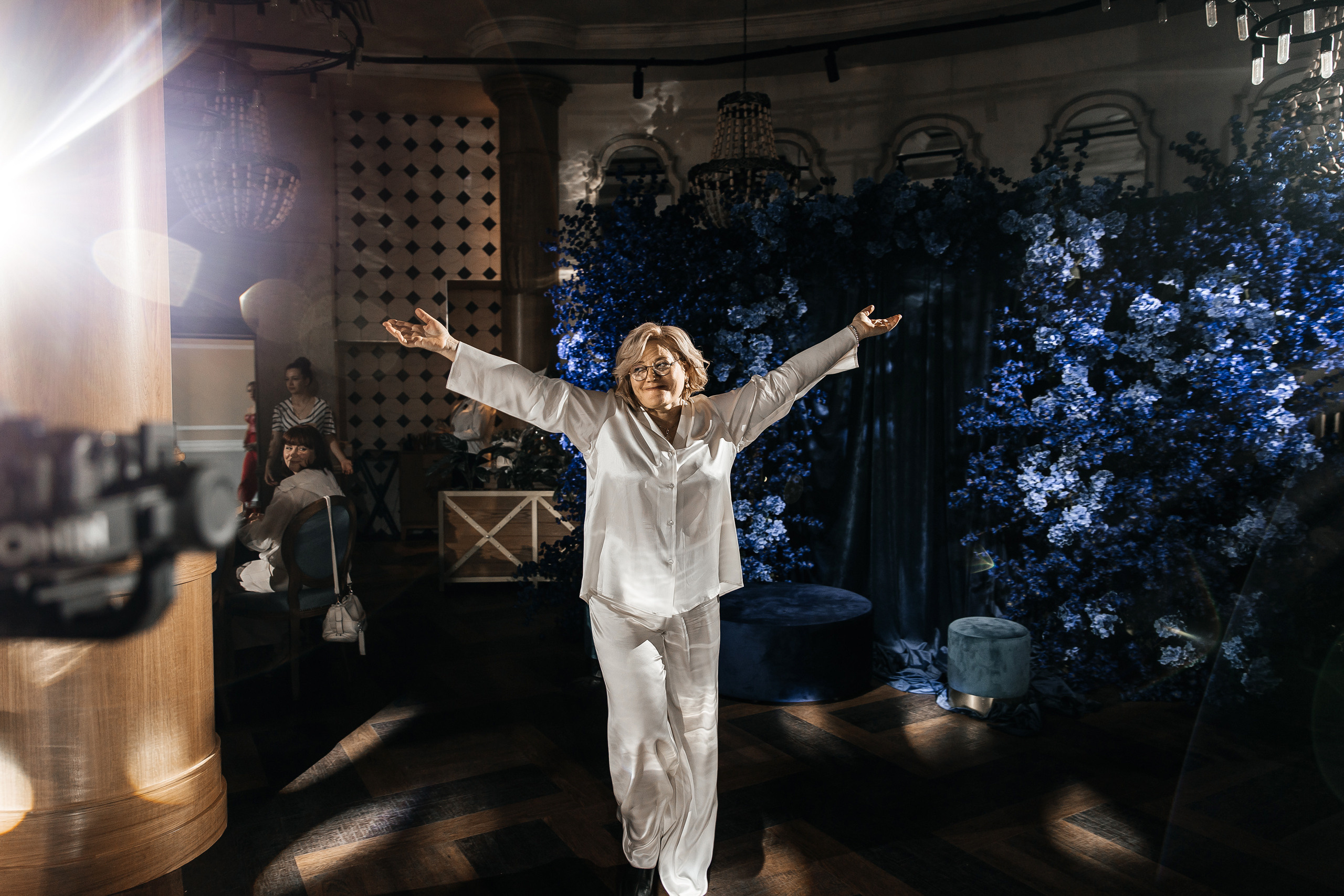 Здравствуйте! Я свадебный фотограф из Ульяновска, работаю в том числе по всей России и с выездом за границу. Снимаю свадьбы, lovestory, корпоративы, светский репортаж. Провожу обучение по фотографии, мастер-классы и воркшопы для других фотографов.