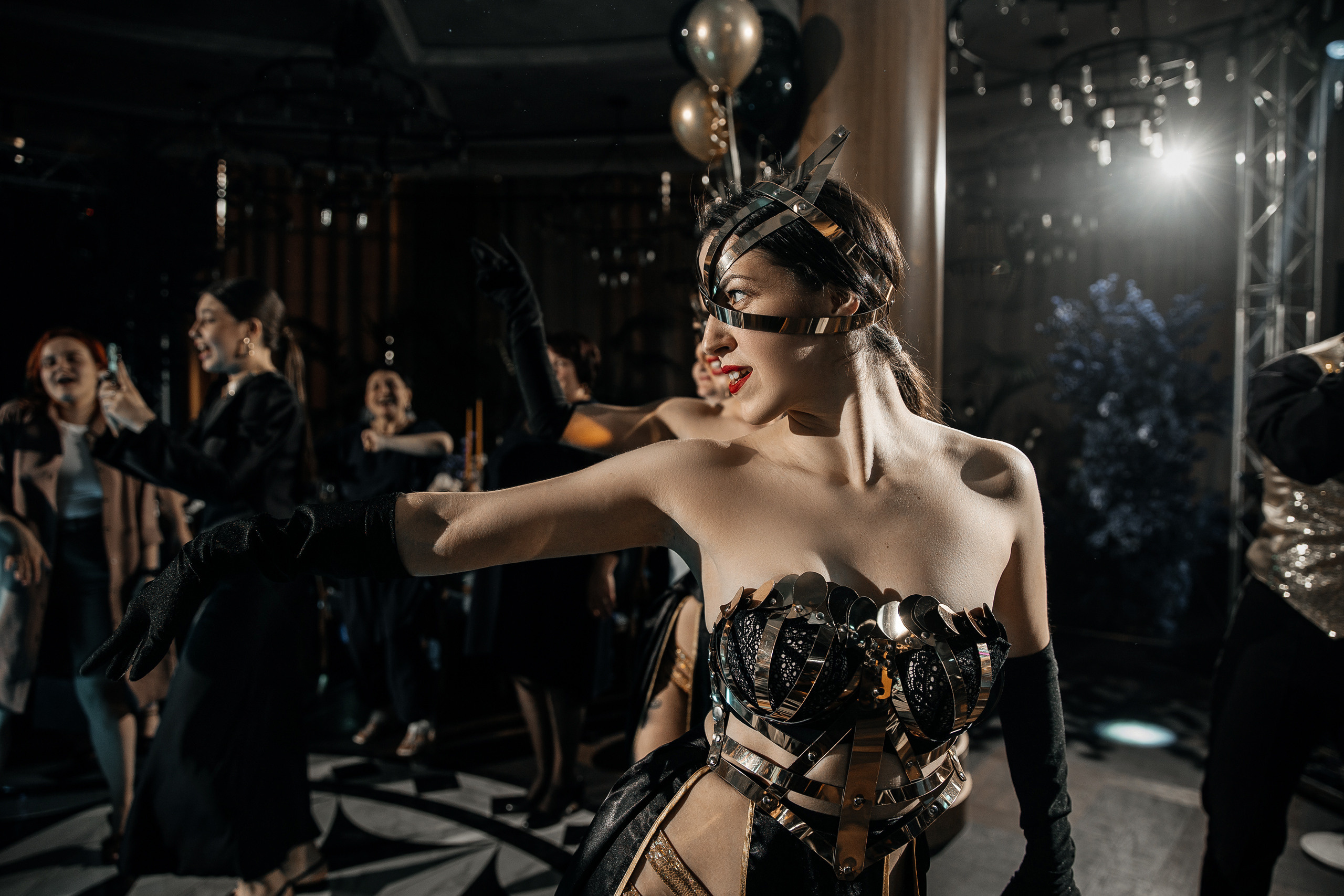 Здравствуйте! Я свадебный фотограф из Ульяновска, работаю в том числе по всей России и с выездом за границу. Снимаю свадьбы, lovestory, корпоративы, светский репортаж. Провожу обучение по фотографии, мастер-классы и воркшопы для других фотографов.