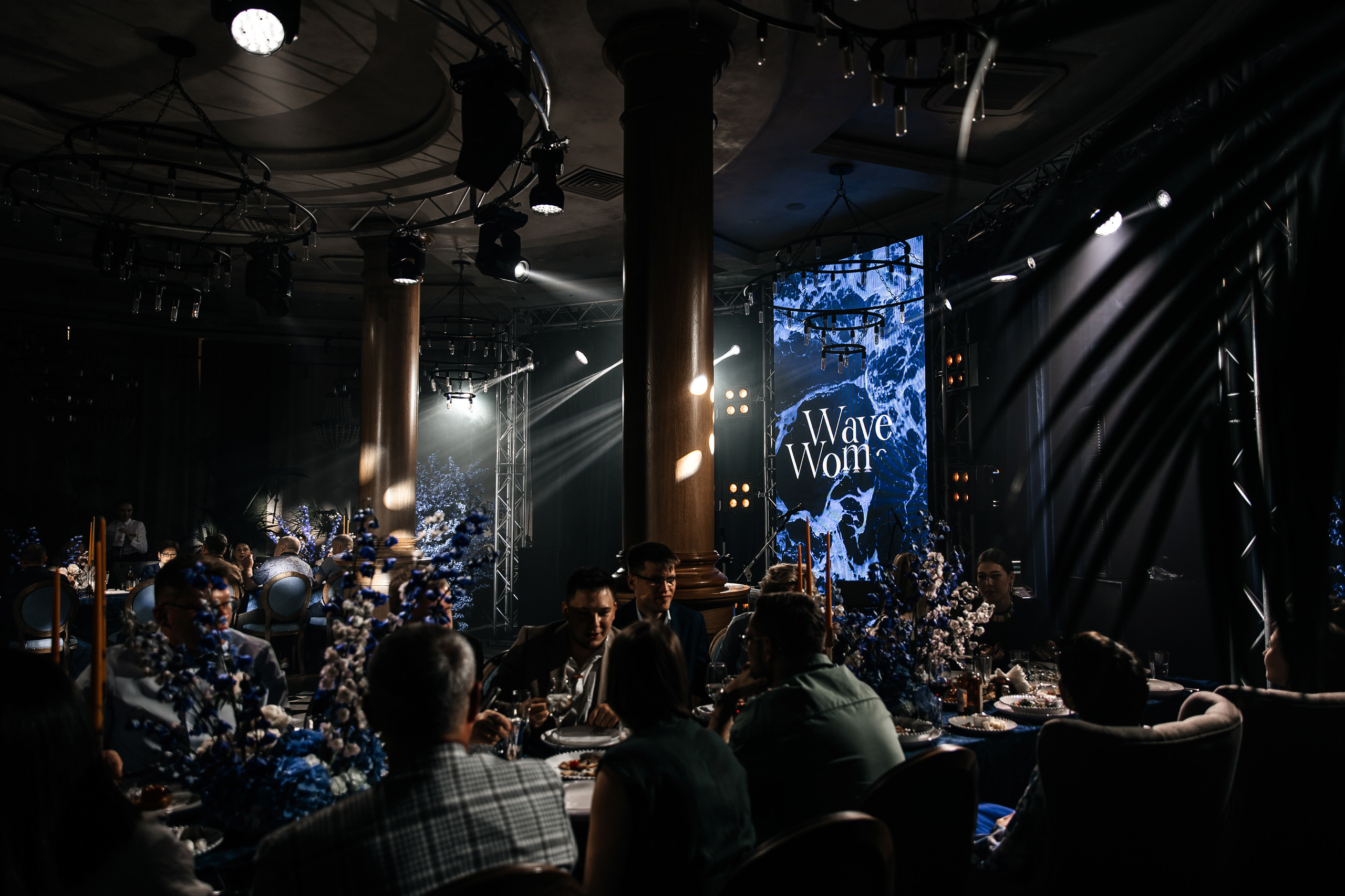 Здравствуйте! Я свадебный фотограф из Ульяновска, работаю в том числе по всей России и с выездом за границу. Снимаю свадьбы, lovestory, корпоративы, светский репортаж. Провожу обучение по фотографии, мастер-классы и воркшопы для других фотографов.