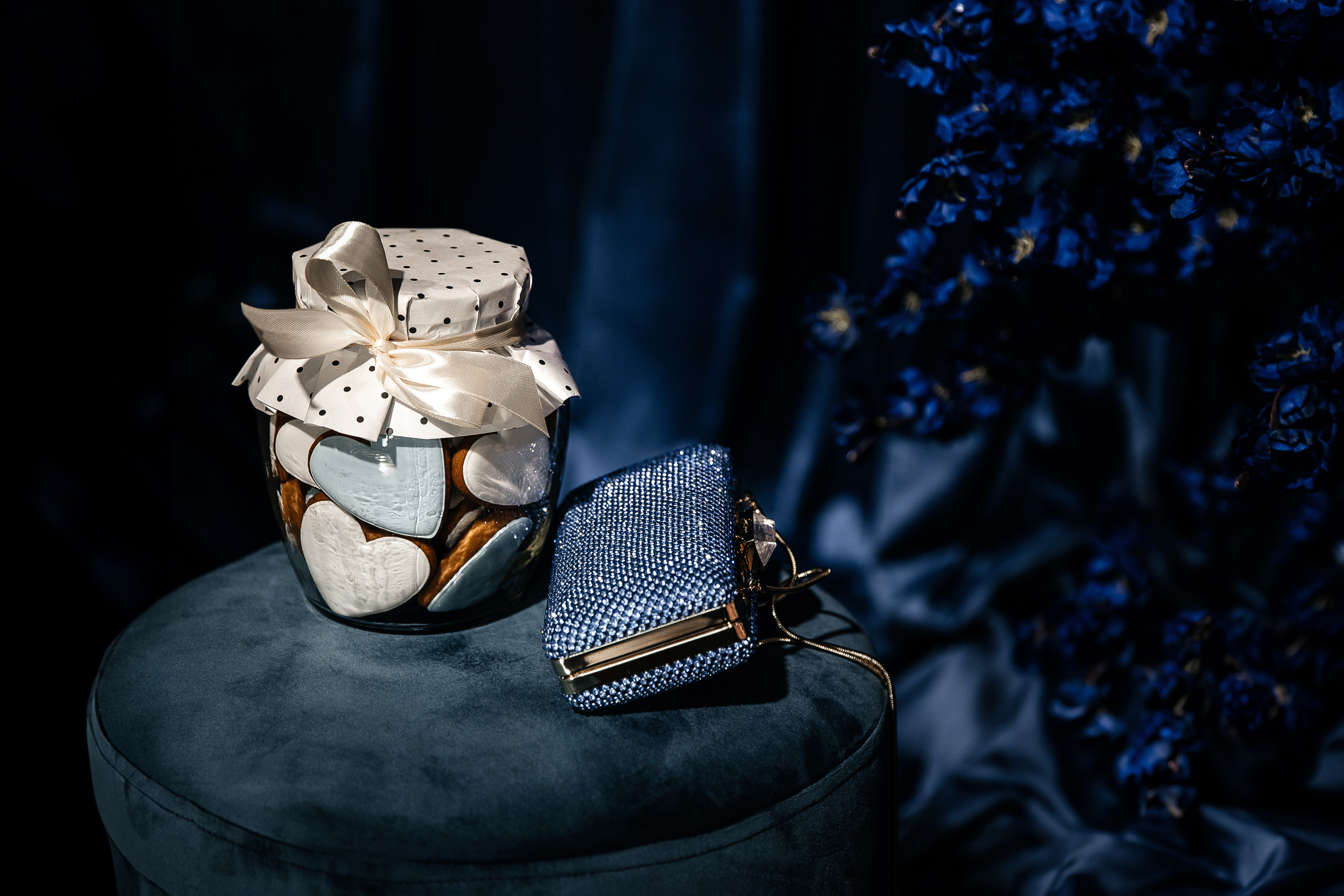 Здравствуйте! Я свадебный фотограф из Ульяновска, работаю в том числе по всей России и с выездом за границу. Снимаю свадьбы, lovestory, корпоративы, светский репортаж. Провожу обучение по фотографии, мастер-классы и воркшопы для других фотографов.