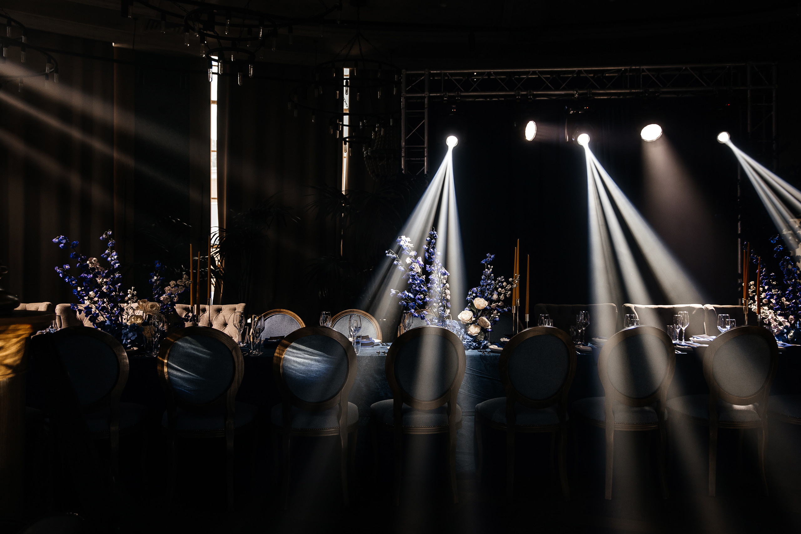 Здравствуйте! Я свадебный фотограф из Ульяновска, работаю в том числе по всей России и с выездом за границу. Снимаю свадьбы, lovestory, корпоративы, светский репортаж. Провожу обучение по фотографии, мастер-классы и воркшопы для других фотографов.