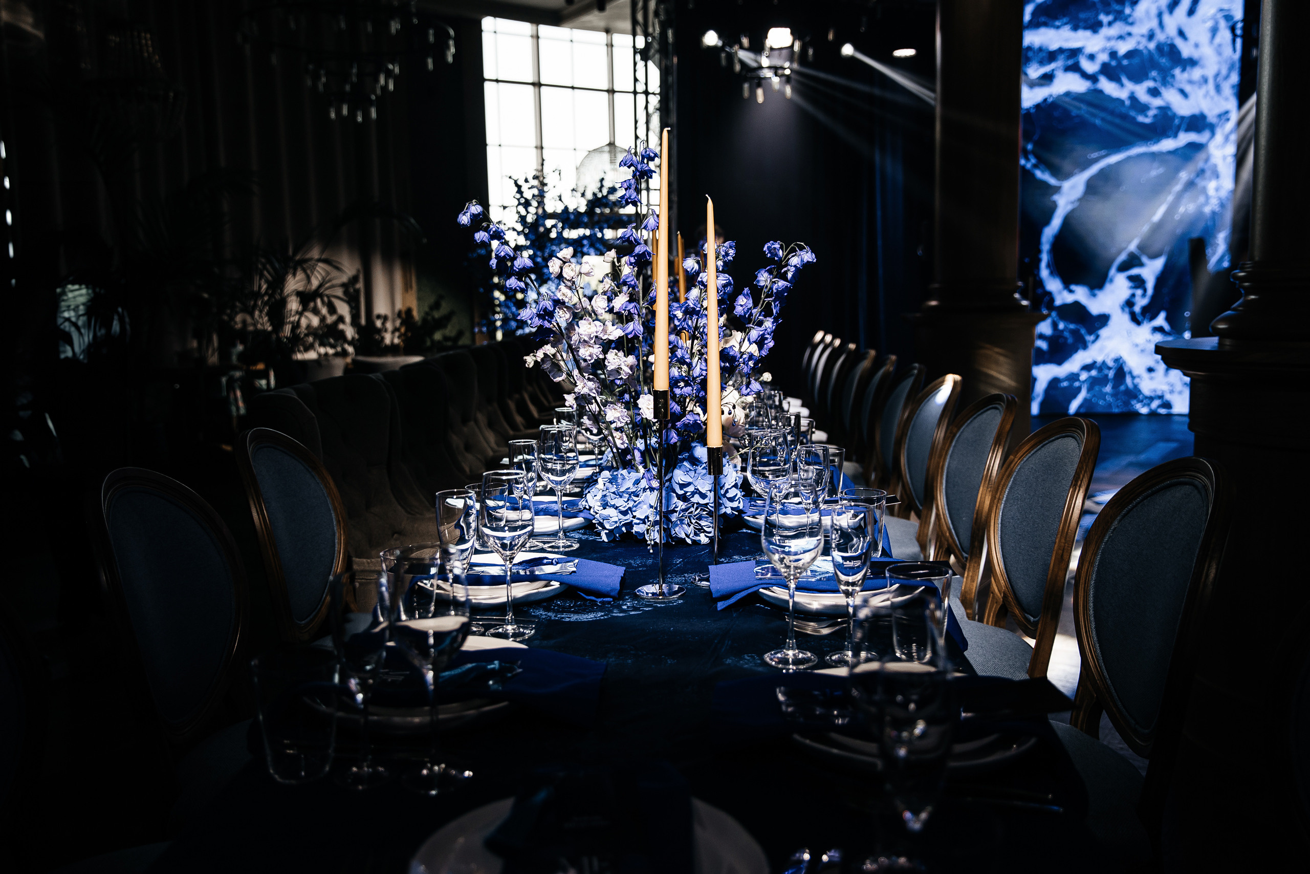 Здравствуйте! Я свадебный фотограф из Ульяновска, работаю в том числе по всей России и с выездом за границу. Снимаю свадьбы, lovestory, корпоративы, светский репортаж. Провожу обучение по фотографии, мастер-классы и воркшопы для других фотографов.