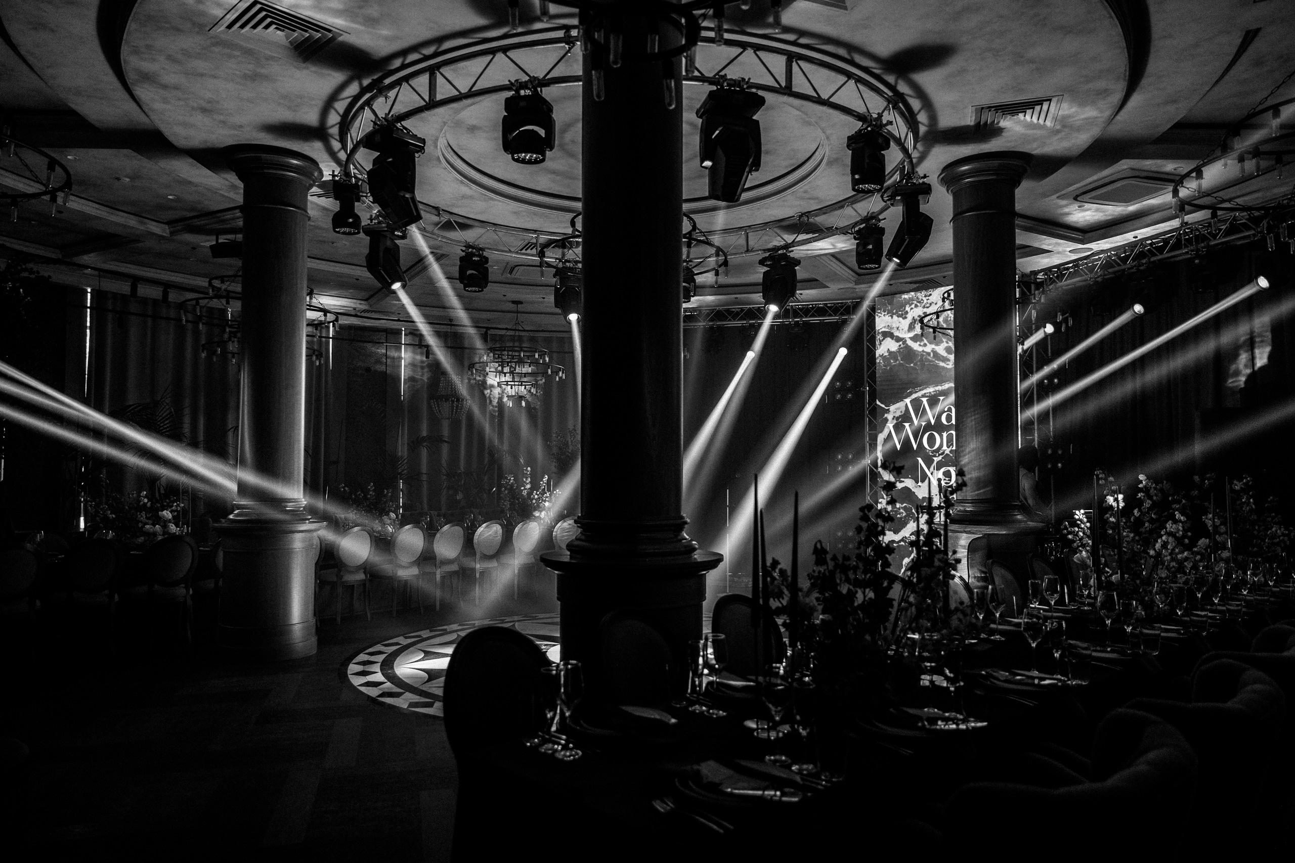 Здравствуйте! Я свадебный фотограф из Ульяновска, работаю в том числе по всей России и с выездом за границу. Снимаю свадьбы, lovestory, корпоративы, светский репортаж. Провожу обучение по фотографии, мастер-классы и воркшопы для других фотографов.