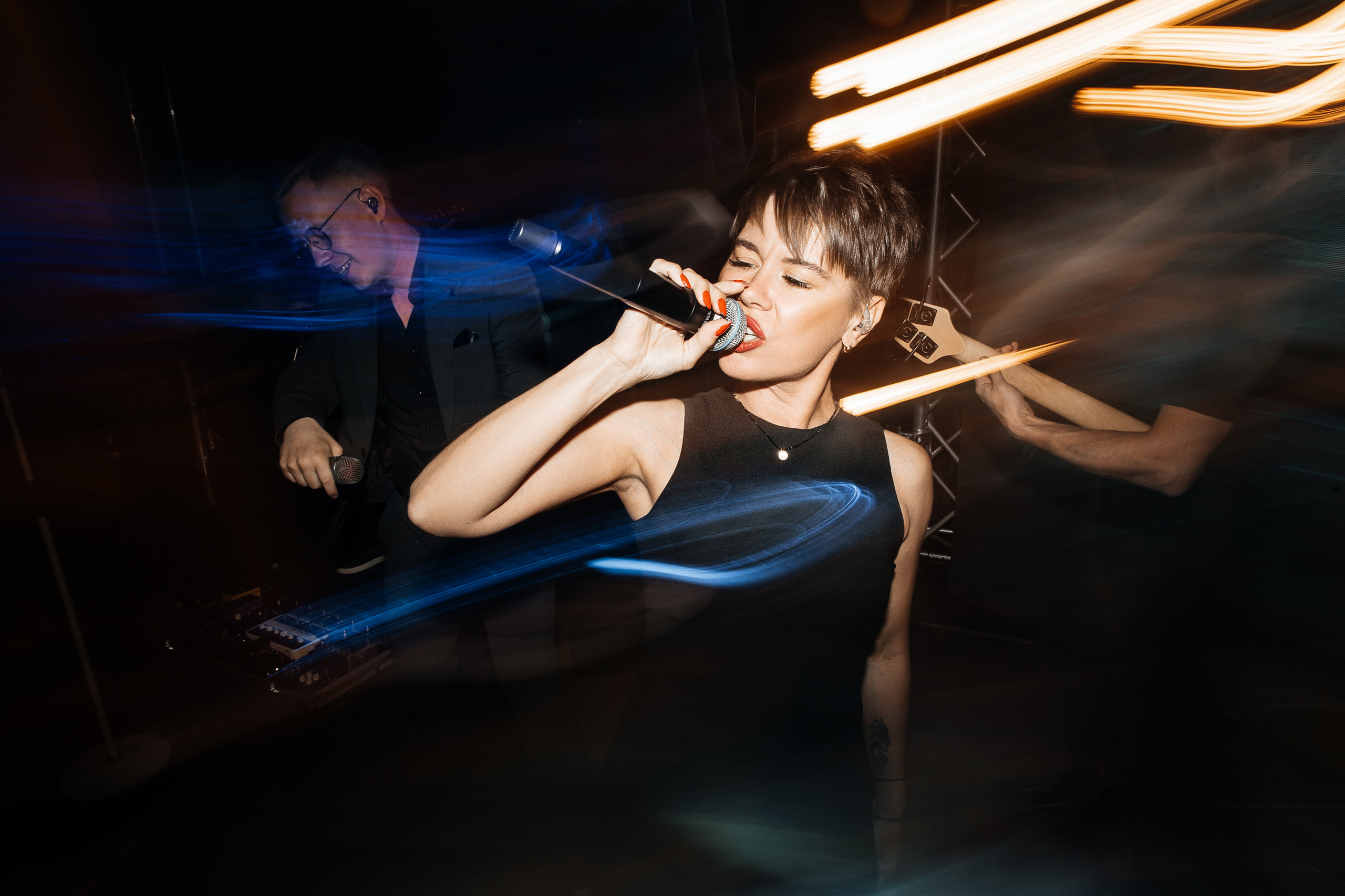 Здравствуйте! Я свадебный фотограф из Ульяновска, работаю в том числе по всей России и с выездом за границу. Снимаю свадьбы, lovestory, корпоративы, светский репортаж. Провожу обучение по фотографии, мастер-классы и воркшопы для других фотографов.