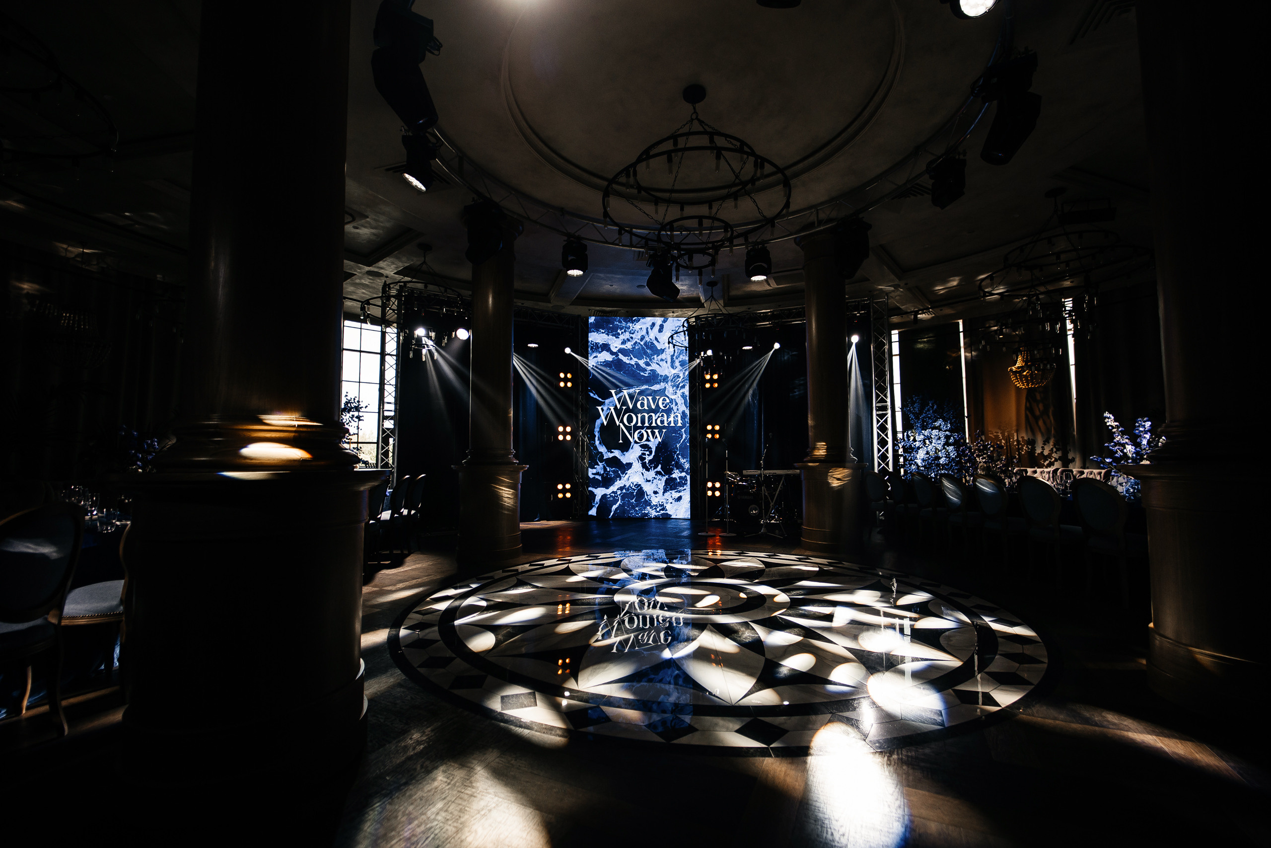 Здравствуйте! Я свадебный фотограф из Ульяновска, работаю в том числе по всей России и с выездом за границу. Снимаю свадьбы, lovestory, корпоративы, светский репортаж. Провожу обучение по фотографии, мастер-классы и воркшопы для других фотографов.