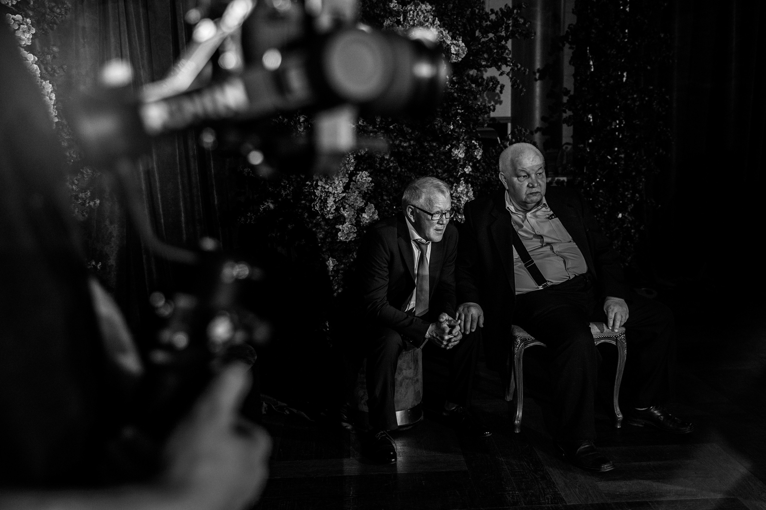 Здравствуйте! Я свадебный фотограф из Ульяновска, работаю в том числе по всей России и с выездом за границу. Снимаю свадьбы, lovestory, корпоративы, светский репортаж. Провожу обучение по фотографии, мастер-классы и воркшопы для других фотографов.