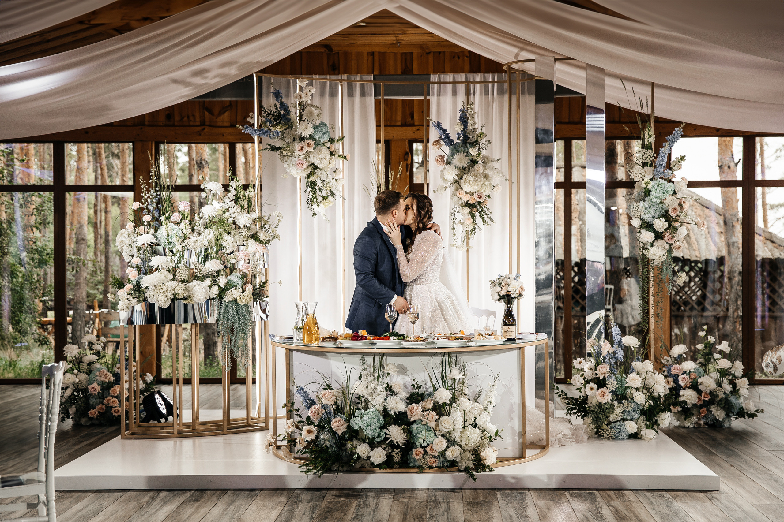 Здравствуйте! Я свадебный фотограф из Ульяновска, работаю в том числе по всей России и с выездом за границу. Снимаю свадьбы, lovestory, корпоративы, светский репортаж. Провожу обучение по фотографии, мастер-классы и воркшопы для других фотографов.