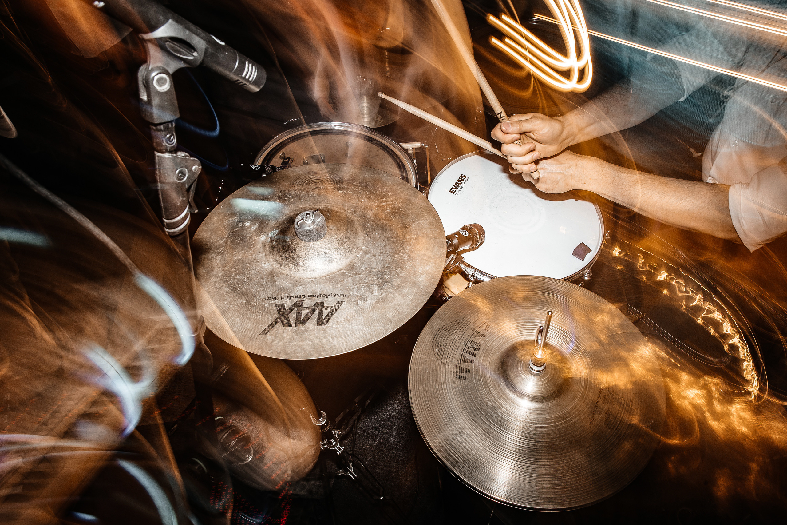 Здравствуйте! Я свадебный фотограф из Ульяновска, работаю в том числе по всей России и с выездом за границу. Снимаю свадьбы, lovestory, корпоративы, светский репортаж. Провожу обучение по фотографии, мастер-классы и воркшопы для других фотографов.