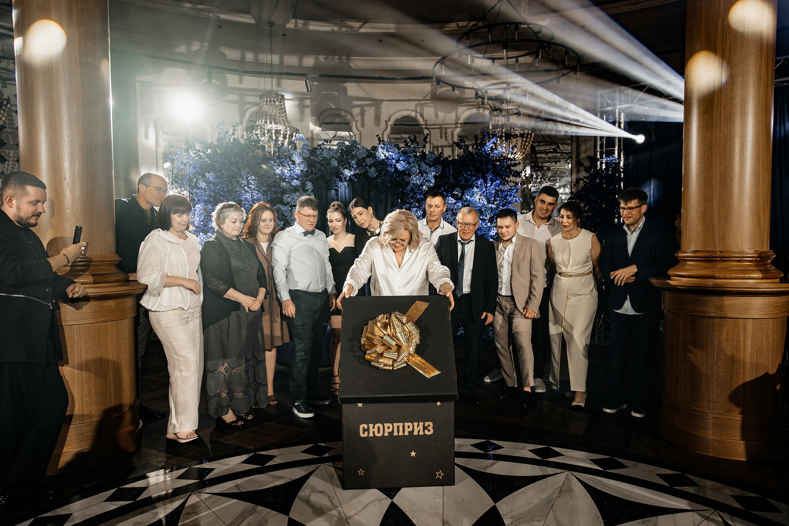 Здравствуйте! Я свадебный фотограф из Ульяновска, работаю в том числе по всей России и с выездом за границу. Снимаю свадьбы, lovestory, корпоративы, светский репортаж. Провожу обучение по фотографии, мастер-классы и воркшопы для других фотографов.