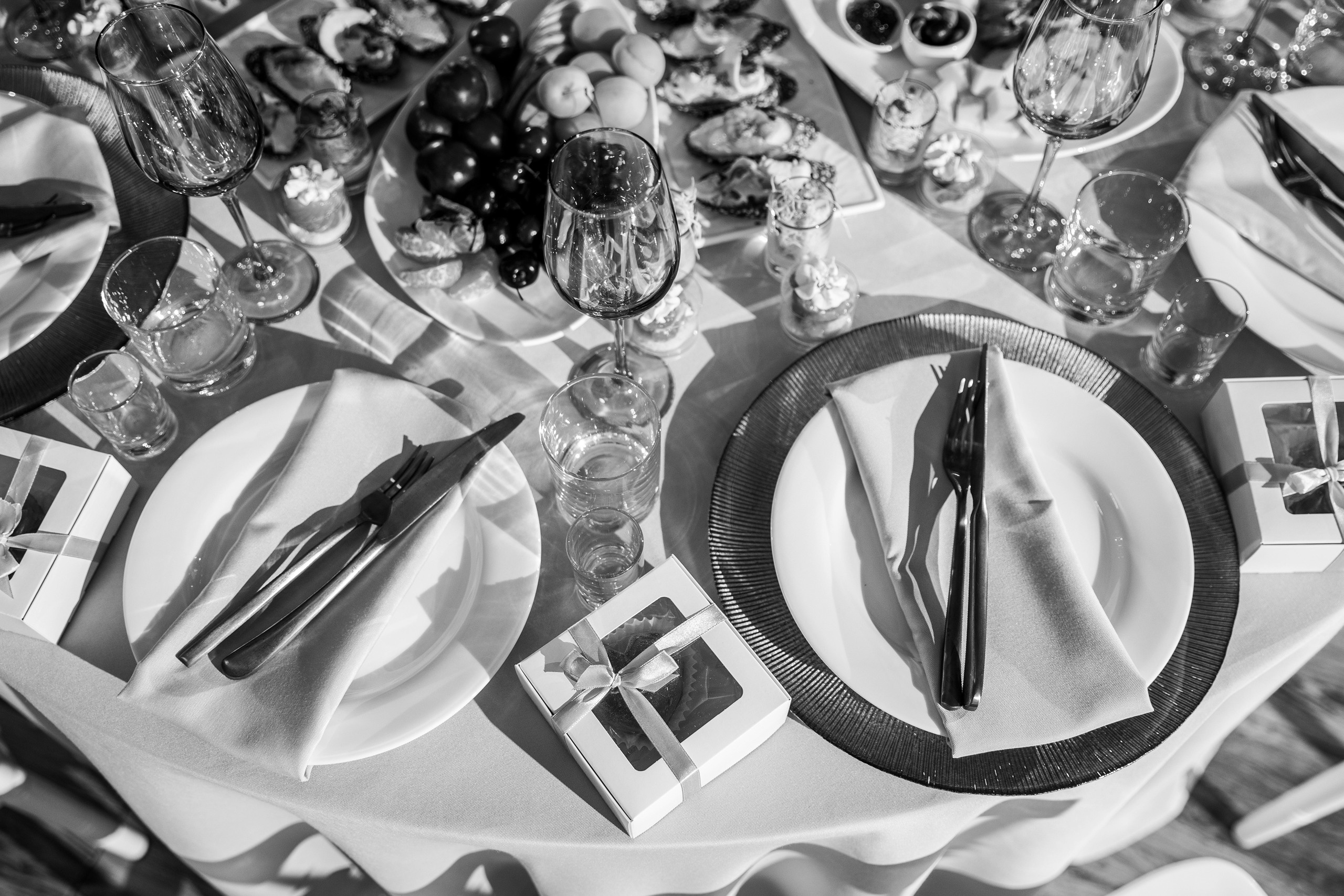 Здравствуйте! Я свадебный фотограф из Ульяновска, работаю в том числе по всей России и с выездом за границу. Снимаю свадьбы, lovestory, корпоративы, светский репортаж. Провожу обучение по фотографии, мастер-классы и воркшопы для других фотографов.