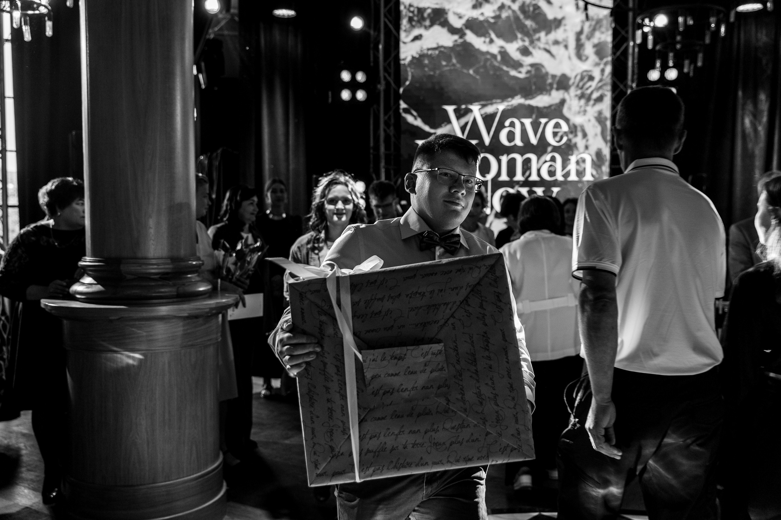 Здравствуйте! Я свадебный фотограф из Ульяновска, работаю в том числе по всей России и с выездом за границу. Снимаю свадьбы, lovestory, корпоративы, светский репортаж. Провожу обучение по фотографии, мастер-классы и воркшопы для других фотографов.