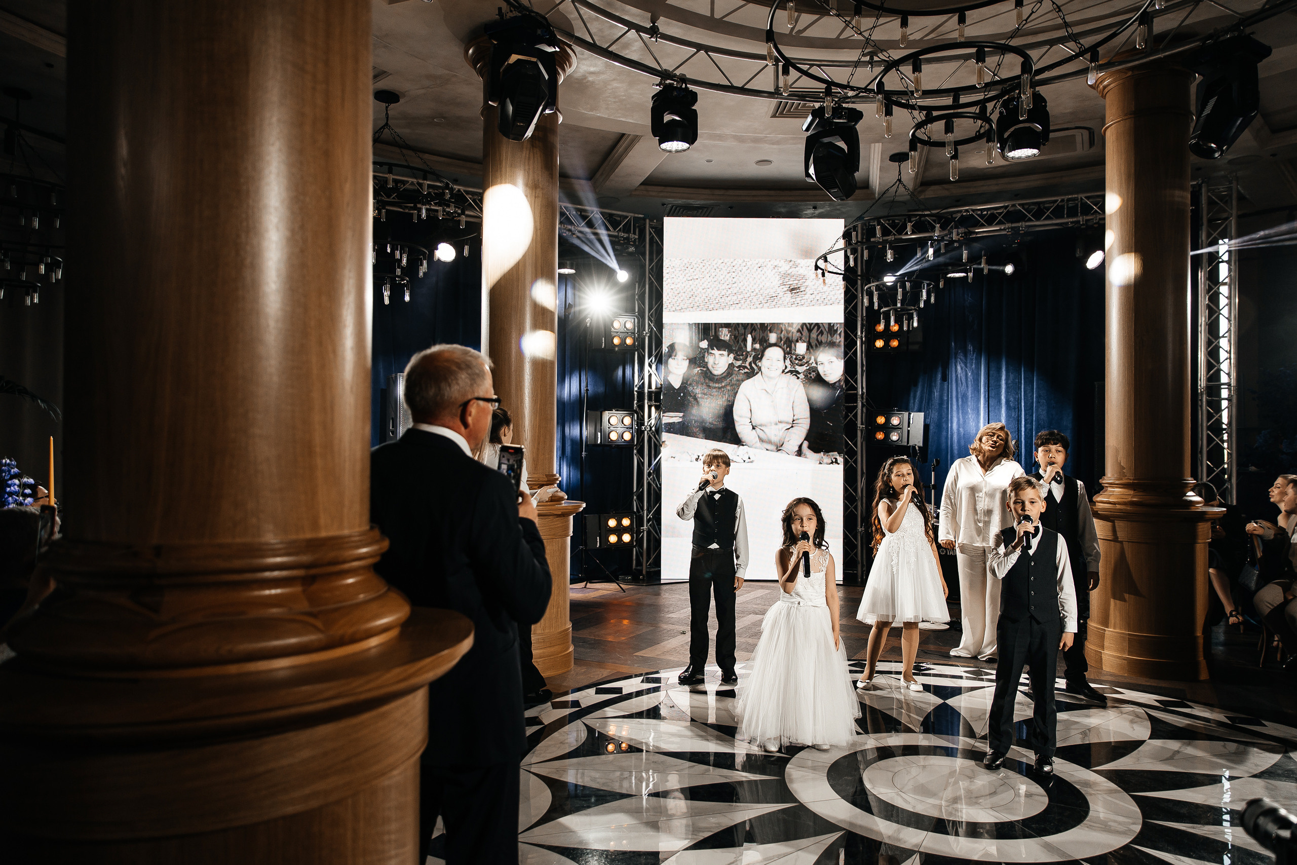 Здравствуйте! Я свадебный фотограф из Ульяновска, работаю в том числе по всей России и с выездом за границу. Снимаю свадьбы, lovestory, корпоративы, светский репортаж. Провожу обучение по фотографии, мастер-классы и воркшопы для других фотографов.