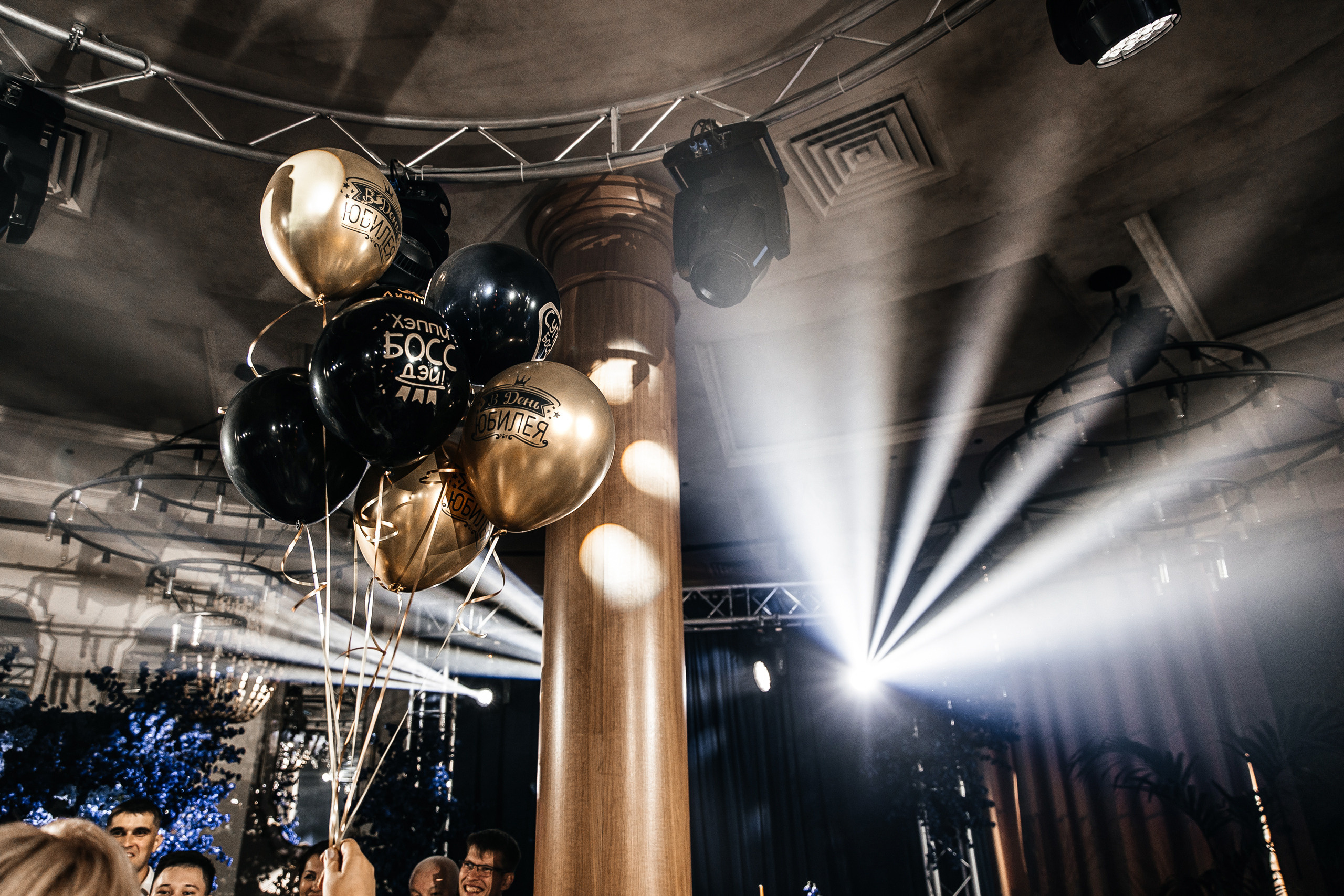 Здравствуйте! Я свадебный фотограф из Ульяновска, работаю в том числе по всей России и с выездом за границу. Снимаю свадьбы, lovestory, корпоративы, светский репортаж. Провожу обучение по фотографии, мастер-классы и воркшопы для других фотографов.