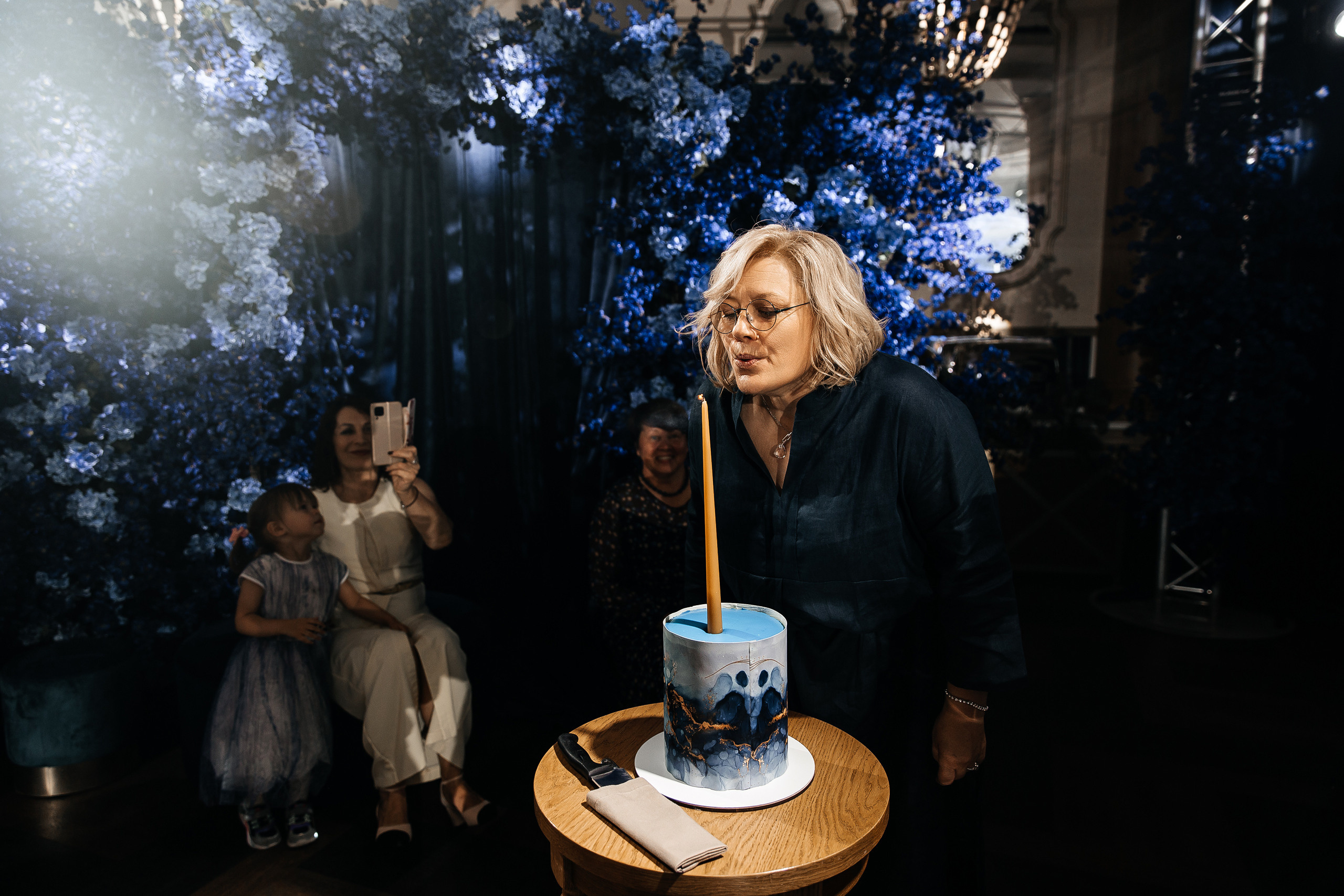 Здравствуйте! Я свадебный фотограф из Ульяновска, работаю в том числе по всей России и с выездом за границу. Снимаю свадьбы, lovestory, корпоративы, светский репортаж. Провожу обучение по фотографии, мастер-классы и воркшопы для других фотографов.